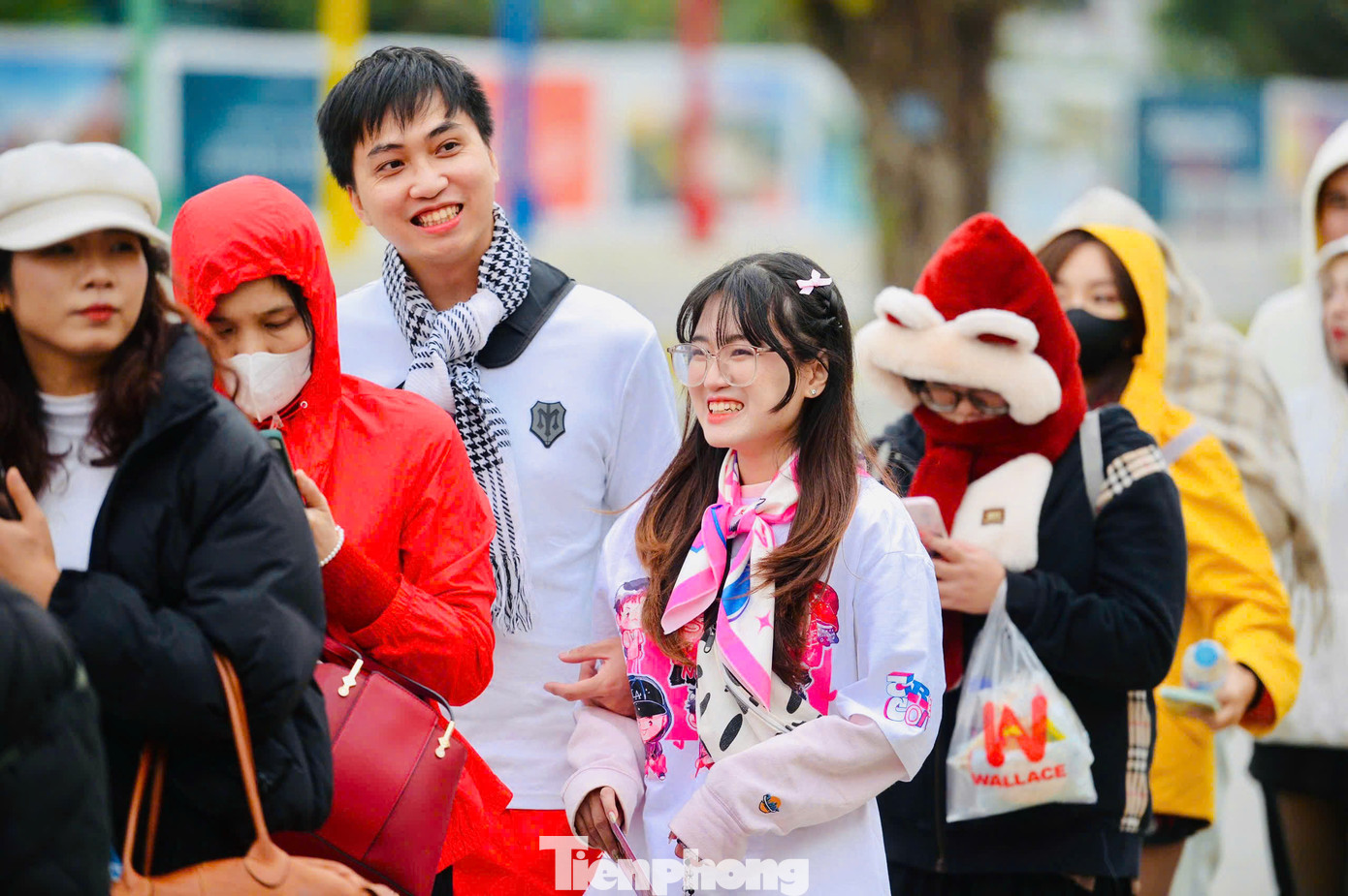 Người hâm mộ chuẩn bị nhiều đồ giữ ấm để vào sân khấu. Đêm diễn thứ hai của Anh trai vượt ngàn chông gai diễn ra trong thời tiết dưới 15 độ C.