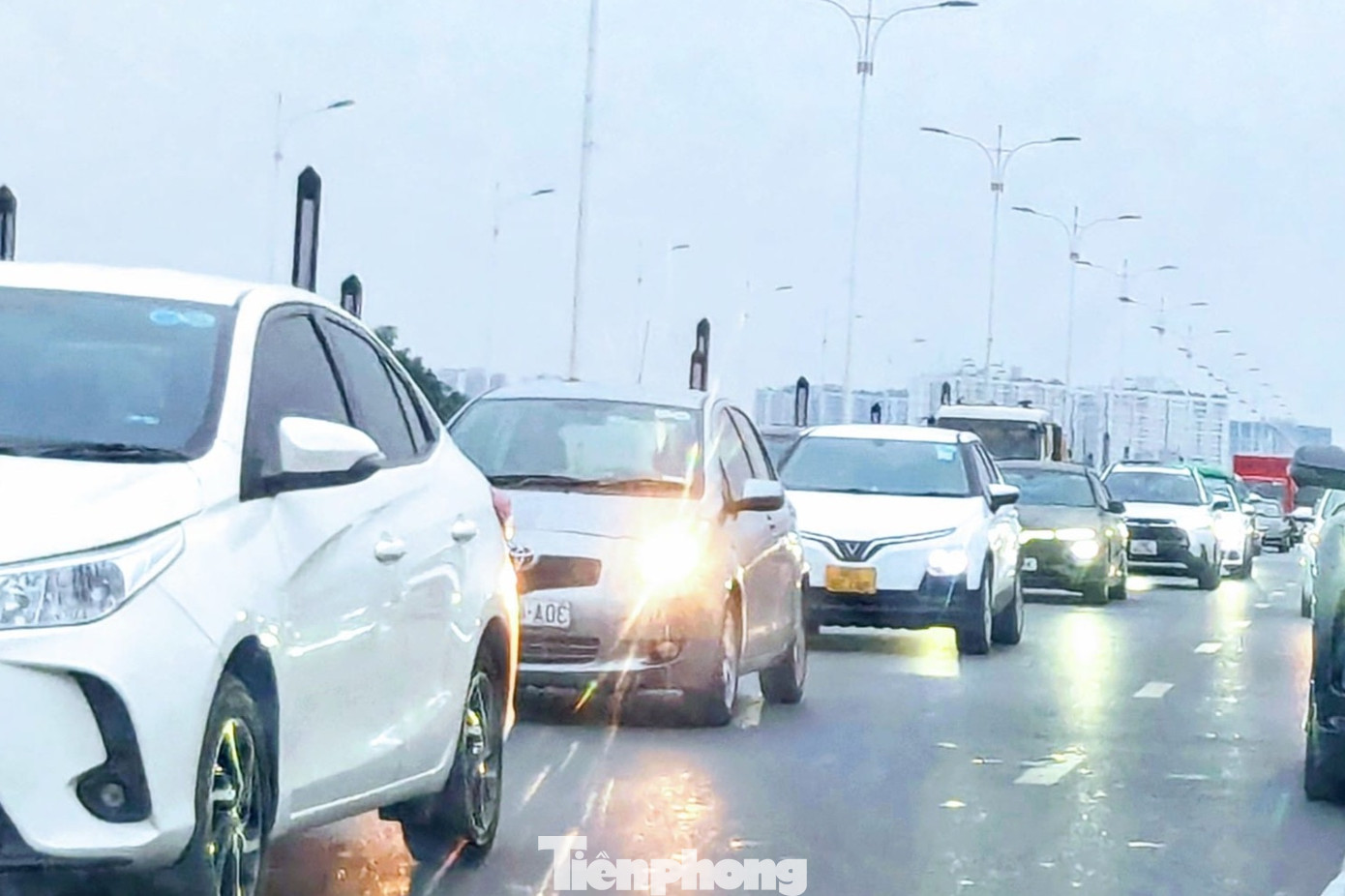 Từ cuối giờ chiều, tại cầu Vĩnh Tuy ghi nhận tình trạng ùn tắc kéo dài. Theo phản ánh của người dân mọi ngả đường hướng về phía Hưng Yên, từ cầu Vĩnh Tuy, Cổ Linh, cầu Thanh Trì tới đê Xuân Quan, Bát Tràng, Bát Khối, tới Đường 5, Trâu Quỳ, Gia Lâm... đều gặp tình trạng ùn tắc.