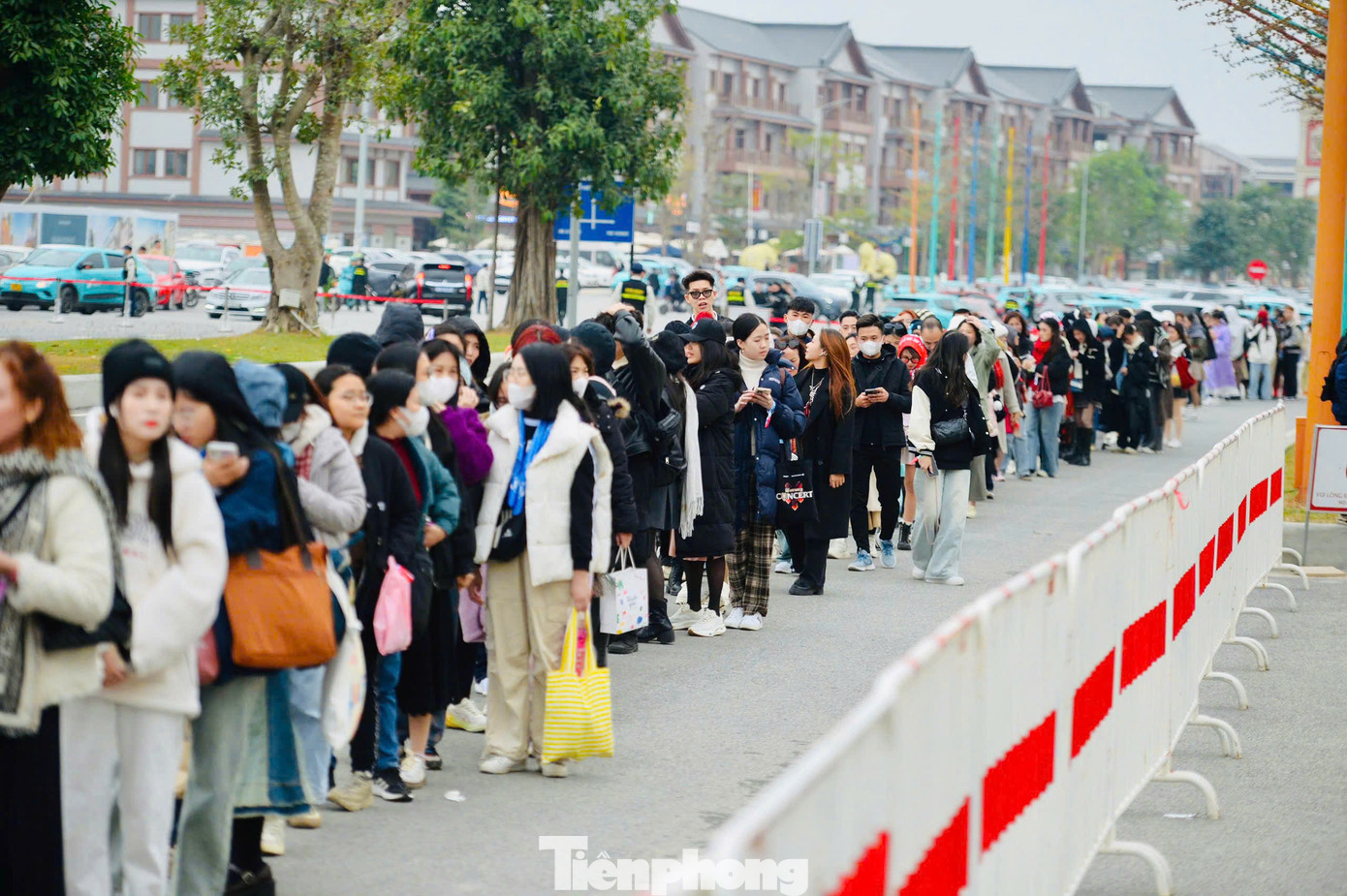Sau khi trải nghiệm các hoạt động trải nghiệm tại các gian hàng của BTC, người hâm mộ bắt đầu xếp hàng để vào sân khấu.