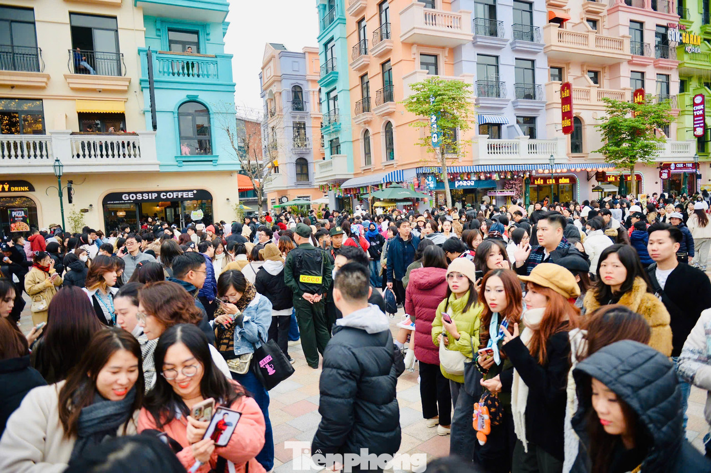 Thời tiết Hà Nội trở lạnh từ đầu tuần. Những ngày cuối tuần được cho là lạnh nhất trong đợt này. Càng về đêm nhiệt độ càng giảm, người hâm mộ chọn diện trang phục ấm áp đi "đu" thần tượng.