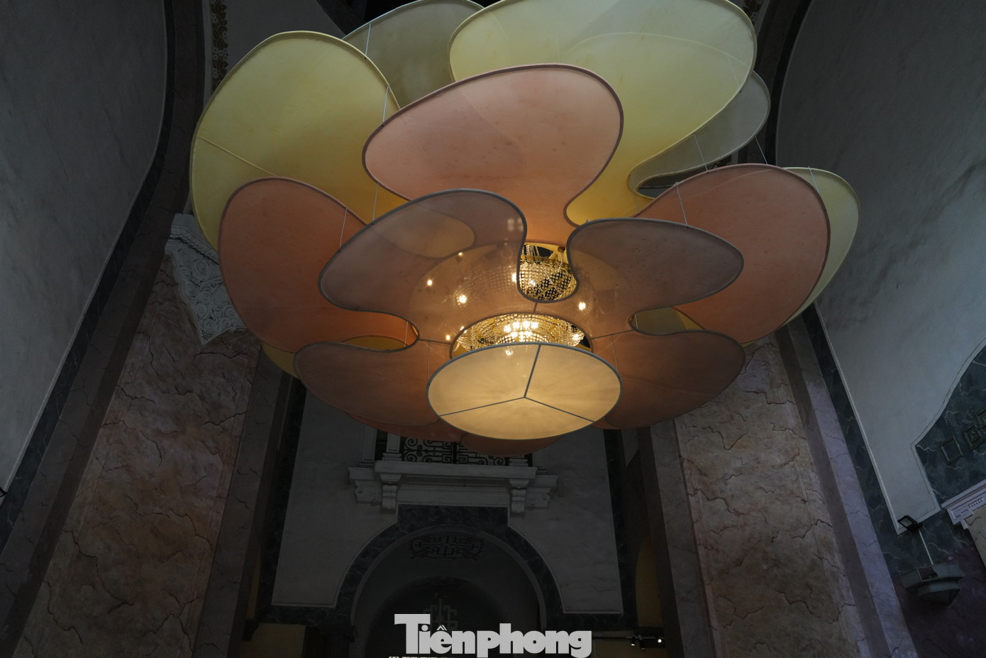 KTS Ernest Hebrard đã kết hợp kiến trúc kinh viện châu Âu với kiến trúc bản địa để tìm ra vật liệu phù hợp với khí hậu nhiệt đới nóng ẩm gió mùa và tay nghề thợ Việt Nam thời kỳ đó.