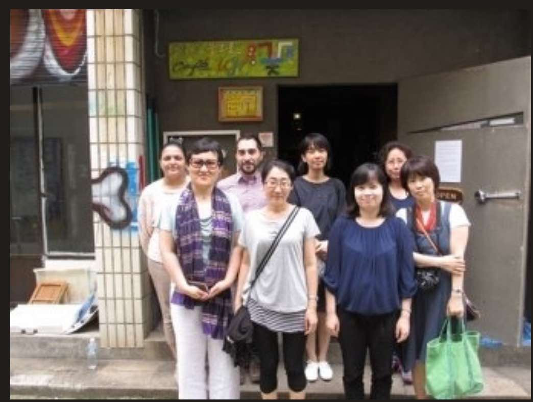 Dịch giả Hoàng Hải Vân (áo xanh bên phải) cùng đoàn dịch giả quốc tế gặp mặt các nhà văn Hàn Quốc. Ảnh: NVCC. Dịch giả Hoàng Hải Vân (áo xanh bên phải) cùng đoàn dịch giả quốc tế gặp mặt các nhà văn Hàn Quốc. Ảnh: NVCC.