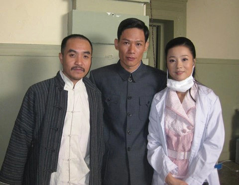 Diễn viên Minh Hải (áo xám cài khuy) tái hiện thành công hình ảnh lãnh tụ Nguyễn Ái Quốc trên hành trình tìm đường cứu nước qua phim Vượt qua bến Thượng Hải. Diễn viên Minh Hải (áo xám cài khuy) tái hiện thành công hình ảnh lãnh tụ Nguyễn Ái Quốc trên hành trình tìm đường cứu nước qua phim Vượt qua bến Thượng Hải.