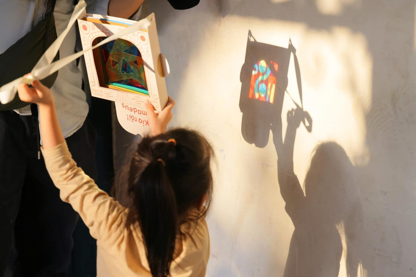 Các hoạt động nằm trong khuôn khổ lễ hội thiết kế sáng tạo tại Cung thiếu nhi Hà Nội những ngày qua đã thu hút sự tham gia của nhiều nghệ sĩ trẻ với các tác phẩm sáng tạo, kết hợp giữa truyền thống và hiện đại.