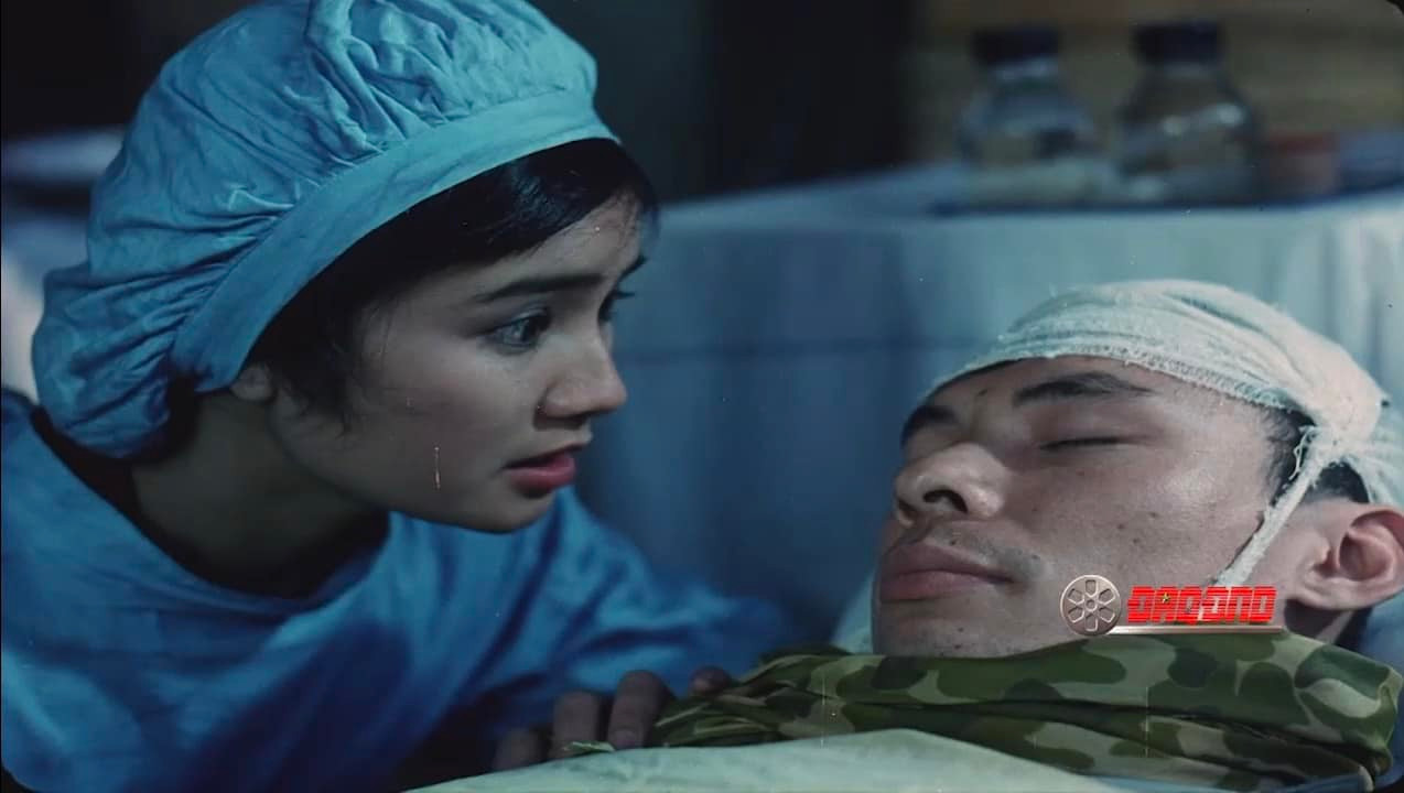 Có sự tham gia của NSND Thu Hà, NSND Trần Lực, NSND Trung Hiếu, NSND Trọng Trinh... Hoa ban đỏ tái hiện những ngày cuối cùng của chiến dịch Điện Biên Phủ, khi chỉ huy cuộc chiếm lĩnh cứ điểm 206, nhân vật Phương (NSND Trần Lực) bị thương và gặp Tấm (NSND Thu Hà) ở bệnh viện quân y. Tấm đem lòng yêu Phương. Sau khi vết thương đã lành Phương về lại đơn vị để tiếp tục chiến đấu.