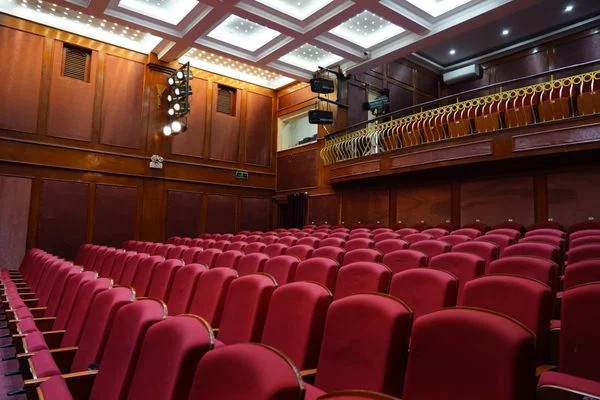 Rạp biểu diễn của Nhà hát Kịch Việt Nam chỉ gồm 182 chỗ ngồi.