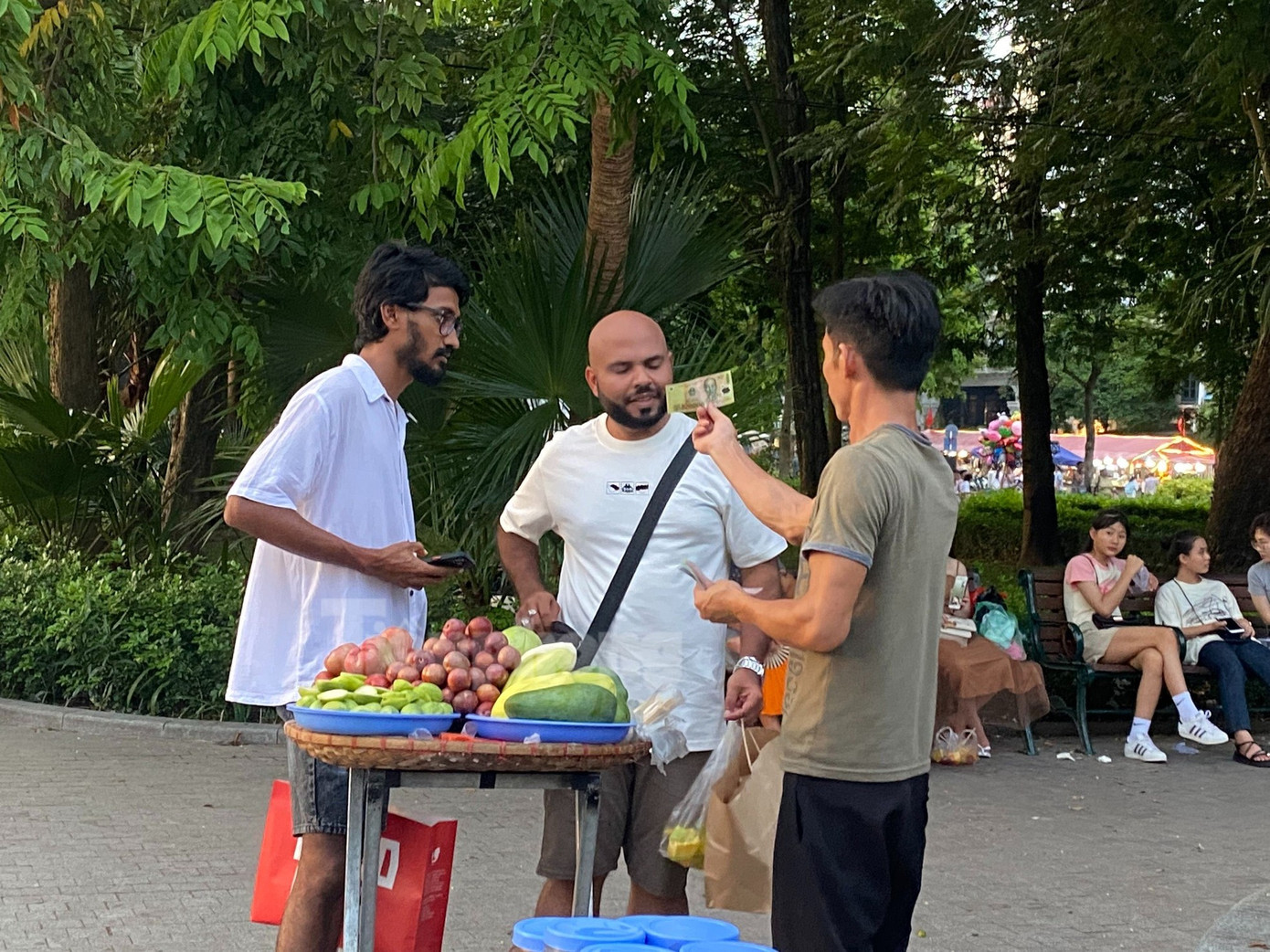 Du khách quốc tế thường là con mồi của những kẻ bán hàng "chặt chém".