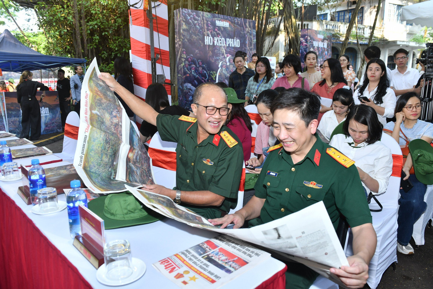 Để thỏa sức ngắm nhìn, chiêm ngưỡng bức tranh panorama, bạn đọc có thể cắt các trang báo ghép thành bức tranh dài tới 3,21m. Với những người yêu thích công nghệ có thể tương tác bằng cách dùng điện thoại quét các mã QR trên tranh hoặc tải ứng dụng xem hình ảnh chuyển động bằng công nghệ thực tế tăng cường (AR).