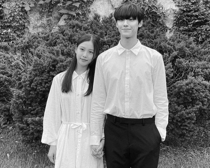 Tuổi trẻ của tháng Năm được đặt trong bối cảnh Hàn Quốc những năm 1980 với phong trào dân chủ hóa Gwangju.