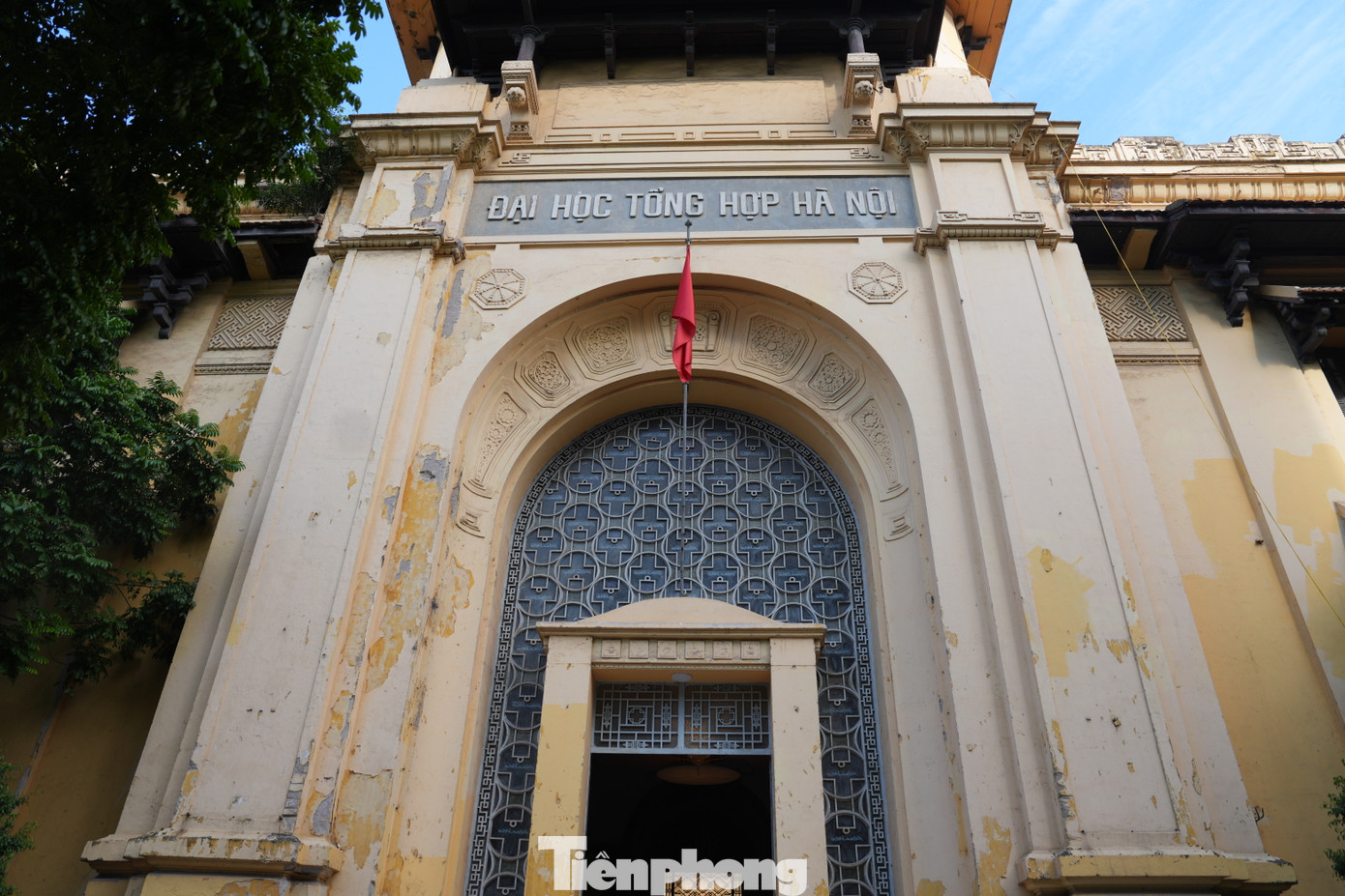 Đại học Đông Dương được thành lập ngày 16/5/1906. Đây là một trong những đại học hiện đại đầu tiên của xứ Đông Dương nói chung và ở Việt Nam nói riêng, đã đào tạo ra nhiều lớp trí thức mới góp phần xứng đáng vào sự nghiệp giải phóng dân tộc và xây dựng đất nước. Năm 1956, Đại học Tổng hợp (cũ) được thành lập, đến nay công trình kiến trúc này giữ nguyên nét cổ kính, nổi bật với sảnh chính lát đá, mái vòm cao và cửa chính hoa sắt độc đáo.