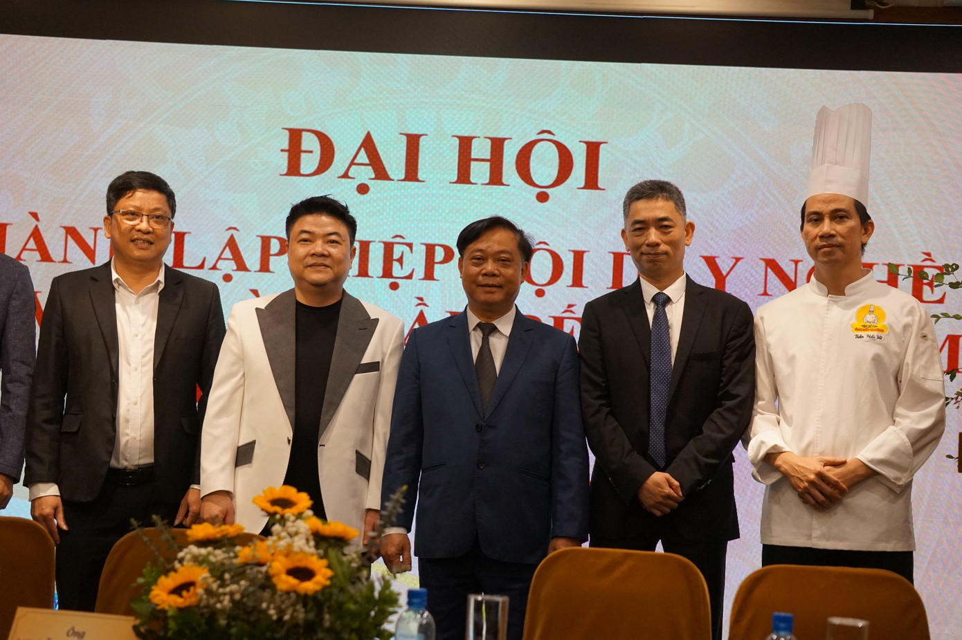 Đoàn chủ tịch Hiệp hội Dạy nghề và Việc làm Đầu bếp Việt Nam và Phó Cục trưởng Cục Du lịch quốc gia Việt Nam Phạm Văn Thủy (giữa).