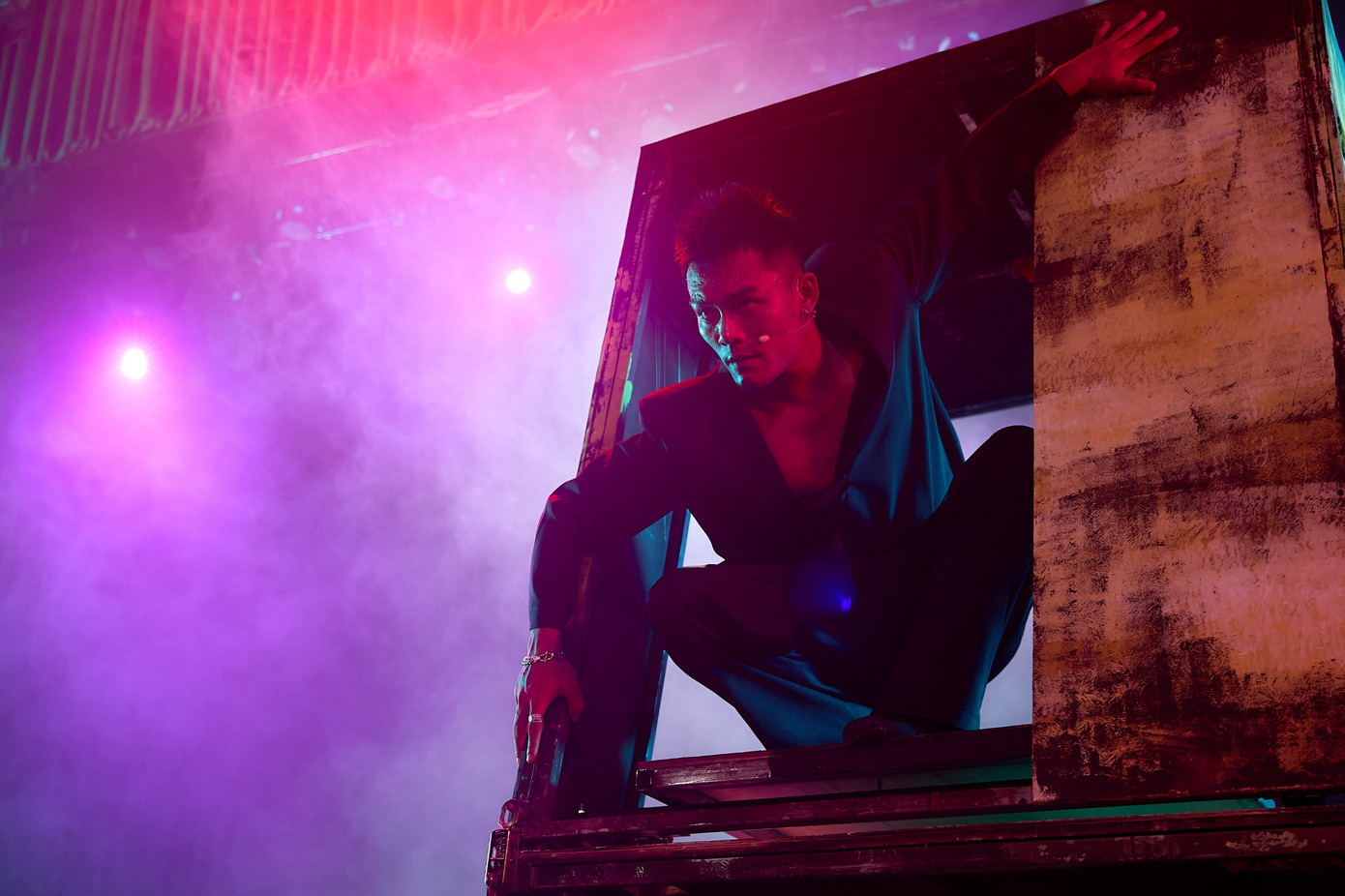 Vở nhạc kịch khắc họa rõ nét xã hội Việt Nam thời Pháp thuộc. Vở nhạc kịch khắc họa rõ nét xã hội Việt Nam thời Pháp thuộc.