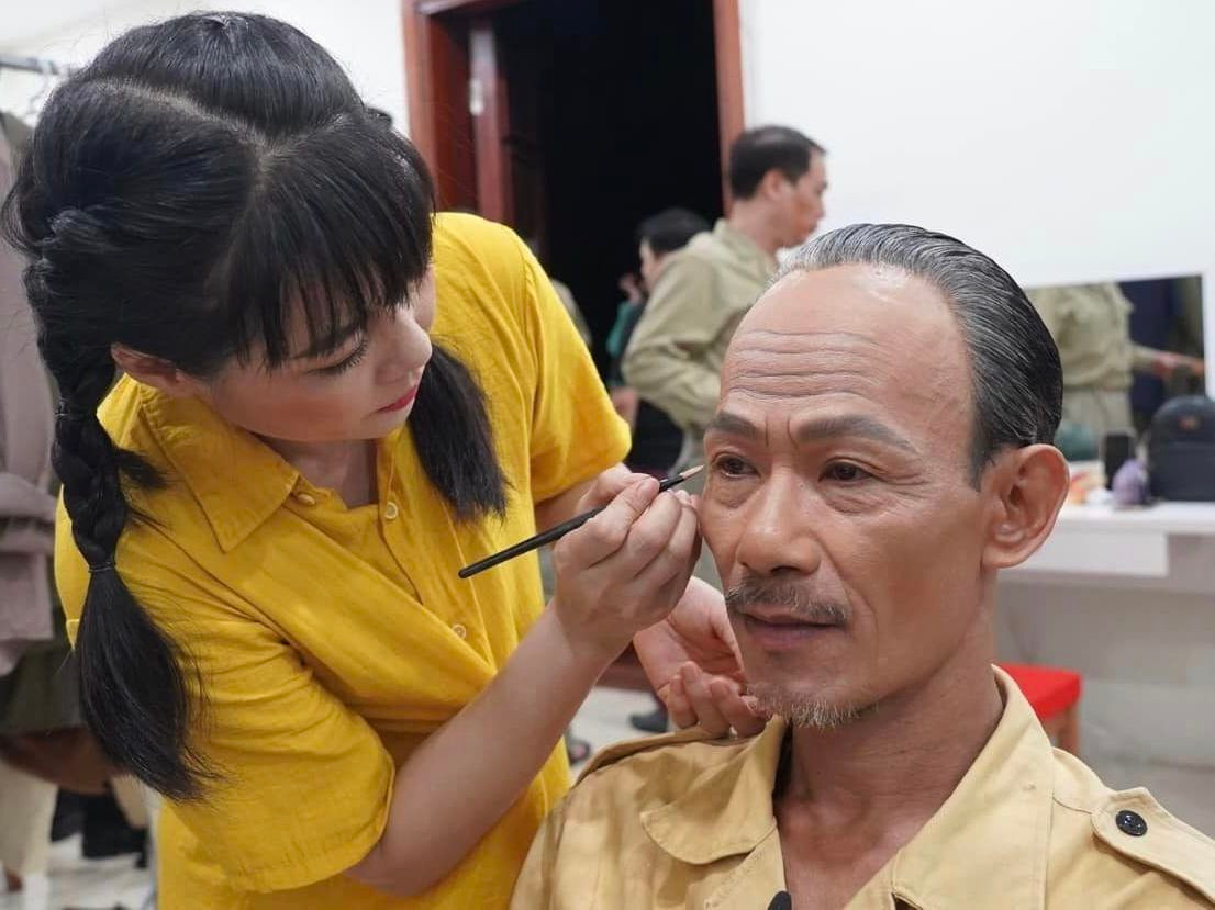 Minh Hải được hóa trang rất kỹ trước khi lên sân khấu. Minh Hải được hóa trang rất kỹ trước khi lên sân khấu.