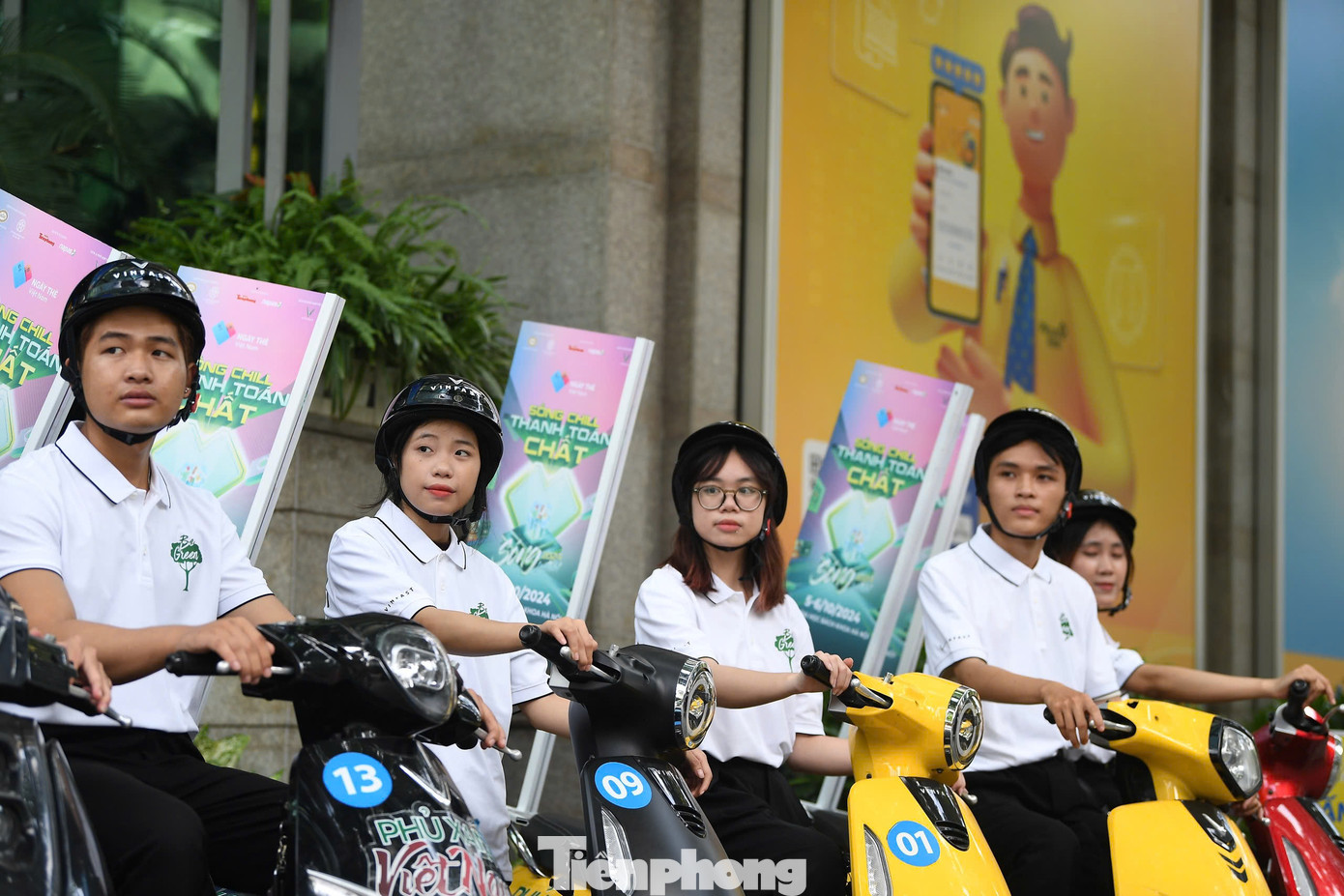 Tại đây, người dân được tham gia chuỗi sự kiện giải trí, mua sắm và cơ hội trải nghiệm các công nghệ thanh toán hiện đại trong đó 100% không sử dụng tiền mặt. Hoa hậu Đỗ Thị Hà - Đại sứ Ngày Thẻ Việt Nam 2024 - và nhiều nghệ sĩ nổi tiếng góp mặt tại Sóng Festival.