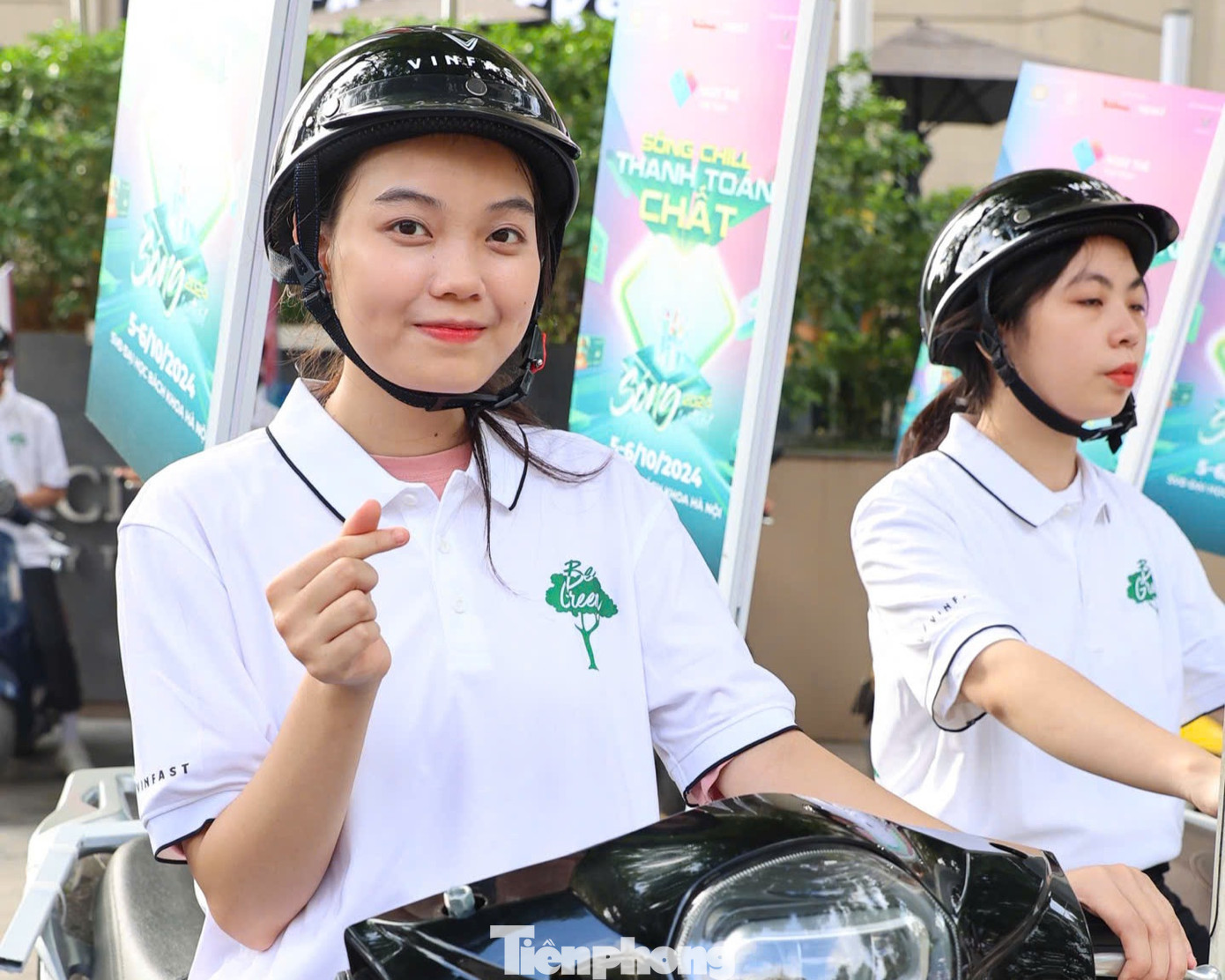 Tại đây, người dân được tham gia chuỗi sự kiện giải trí, mua sắm và cơ hội trải nghiệm các công nghệ thanh toán hiện đại trong đó 100% không sử dụng tiền mặt. Hoa hậu Đỗ Thị Hà - Đại sứ Ngày Thẻ Việt Nam 2024 - và nhiều nghệ sĩ nổi tiếng góp mặt tại Sóng Festival.