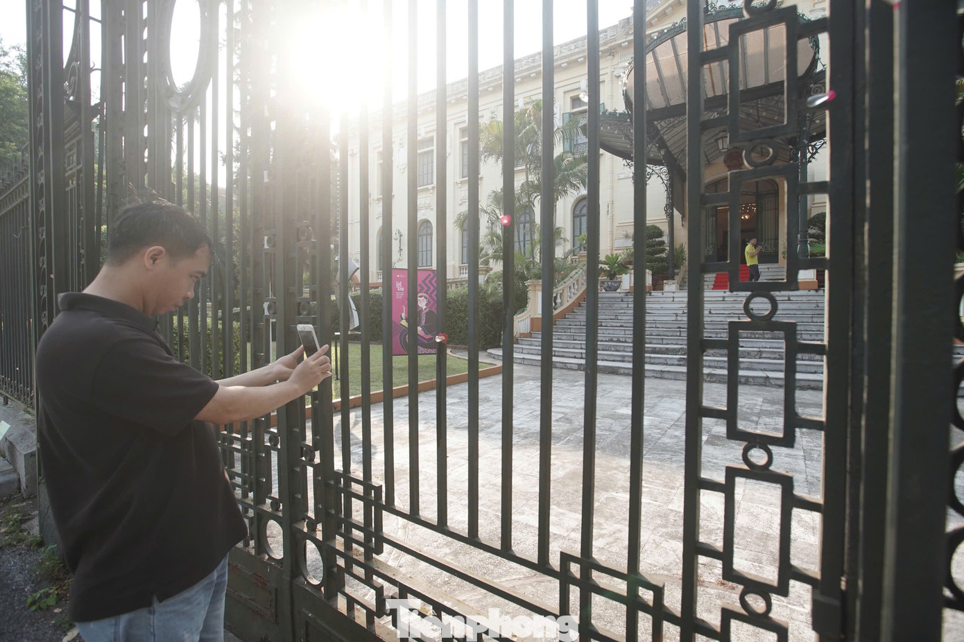 Một trong những điểm nhấn của dự án này là những vết đạn trên hàng rào sắt trước khuôn viên Nhà khách Chính Phủ (Bắc Bộ Phủ) được làm rõ nét hơn. Đây là những vết đạn mang dấu tích của trận đánh ngày 20/12/1946 giữa đại đội Vệ quốc đoàn bảo vệ Bắc Bộ Phủ và quân thực dân Pháp.