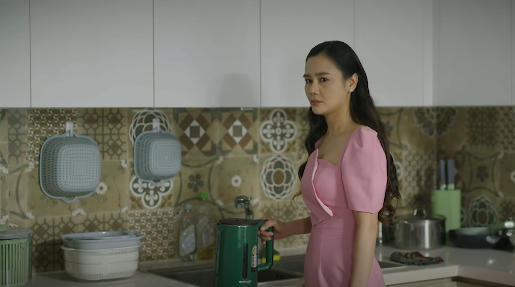 Thuận không vui khi anh chồng đến chơi.