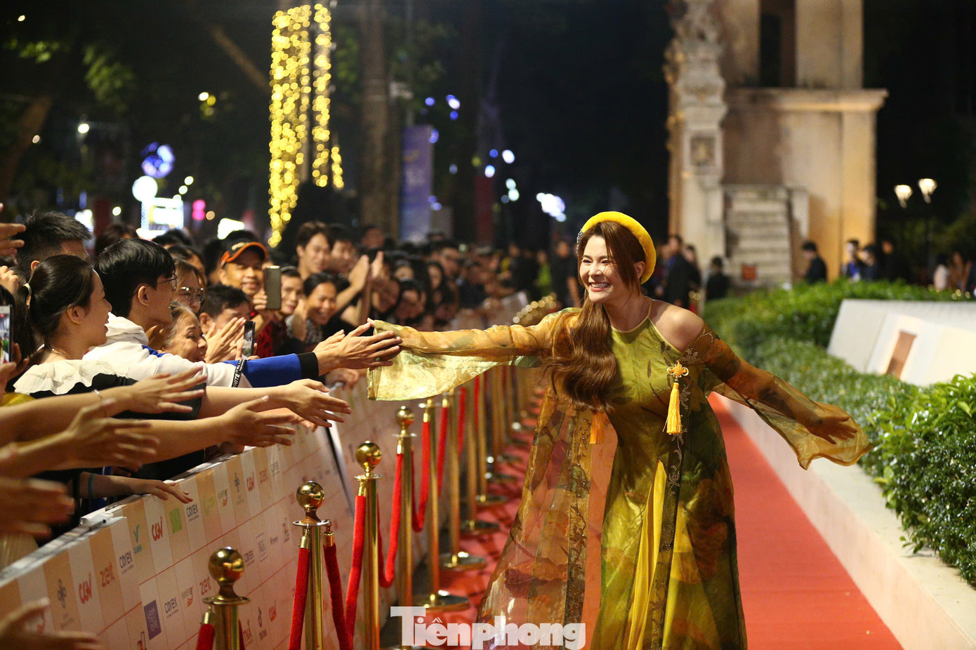 Diễn viên, NSƯT Kim Oanh hào hứng tương tác với người hâm mộ.