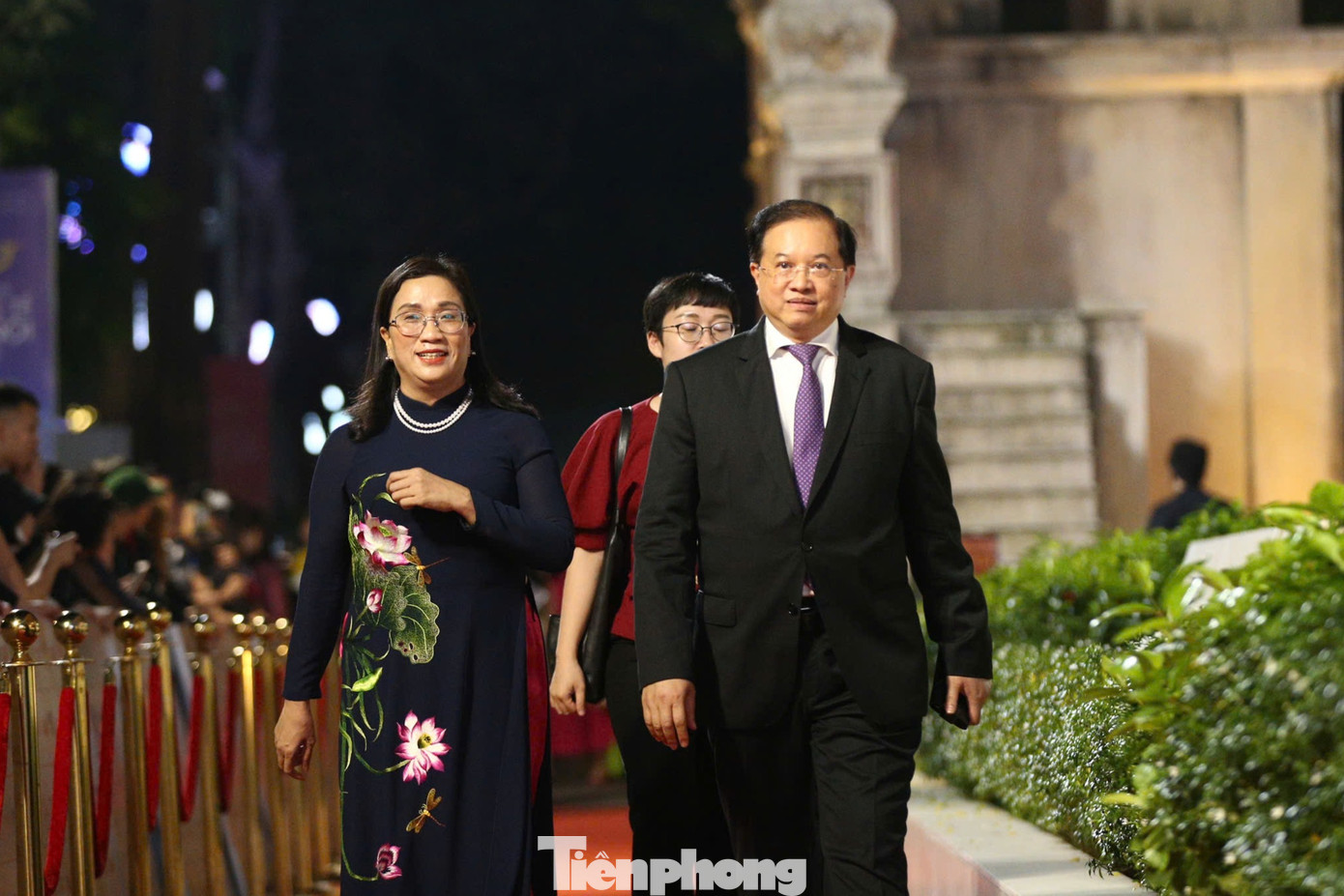 Thứ trưởng Bộ Văn hóa, Thể Thao và Du lịch Tạ Quang Đông cùng Phó trưởng Ban Tuyên giáo T.Ư Đinh Thị Mai sải bước trên thảm đỏ.