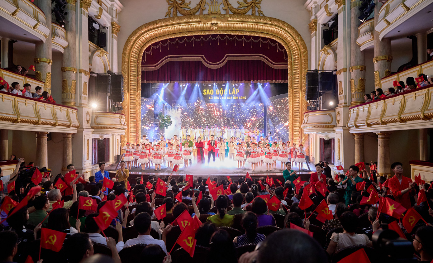 Nhiều hoạt động tri ân đền ơn đáp nghĩa ở khắp mọi miền đất nước được chuyển tải trong chương trình, thể hiện niềm tin sâu sắc vào thế hệ hôm nay sẽ bảo vệ vững chắc thành quả cách mạng mà cha anh đã dày công vun đắp. Ảnh: Minh Khánh.