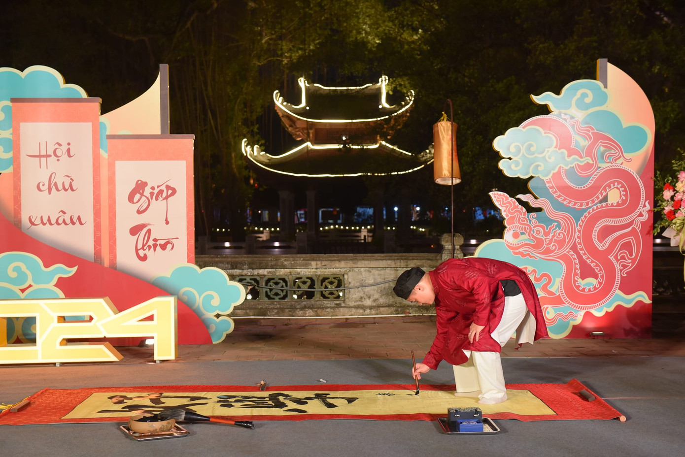 Hội chữ Xuân Giáp Thìn 2024 có sự tham gia của 40 ông đồ, được bố trí xung quanh Hồ Văn thuộc di tích Văn Miếu - Quốc Tử Giám nhằm phục vụ nhu cầu của du khách đến xin chữ nhân dịp đầu xuân năm mới. Hội chữ Xuân Giáp Thìn 2024 có sự tham gia của 40 ông đồ, được bố trí xung quanh Hồ Văn thuộc di tích Văn Miếu - Quốc Tử Giám nhằm phục vụ nhu cầu của du khách đến xin chữ nhân dịp đầu xuân năm mới.