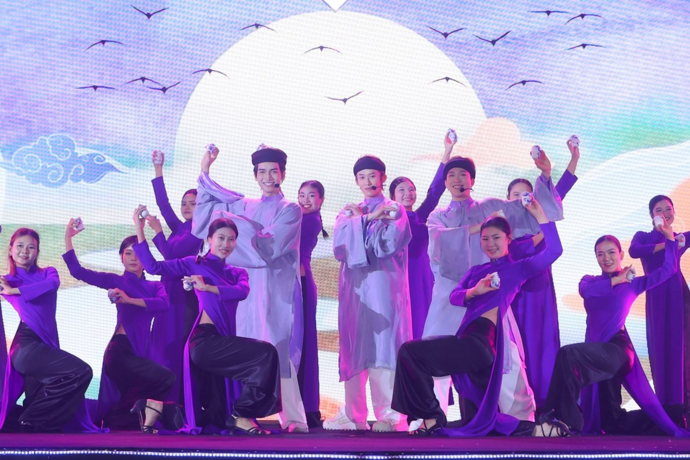 Tiết mục trong hai show anh trai mang đến làn gió mới cho thị trường nhạc Việt.