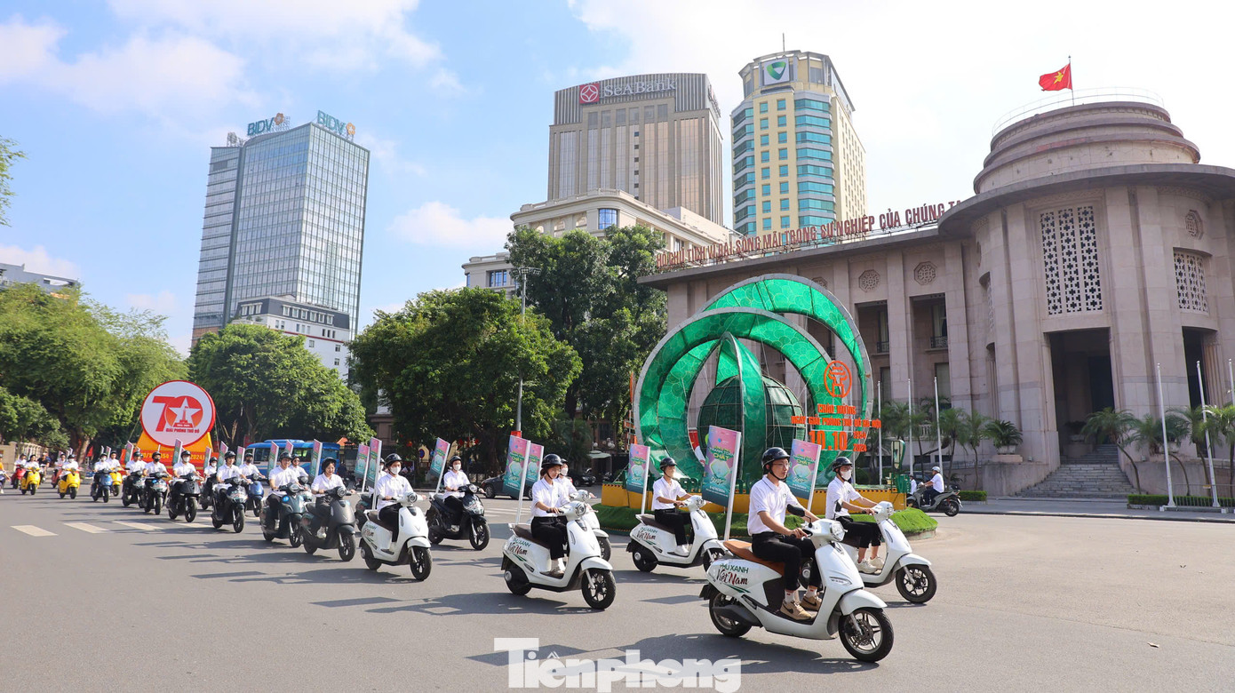 Đoàn xe đi qua Ngân hàng Nhà nước Việt Nam - đơn vị chỉ đạo chương trình Ngày Thẻ Việt Nam 2024.