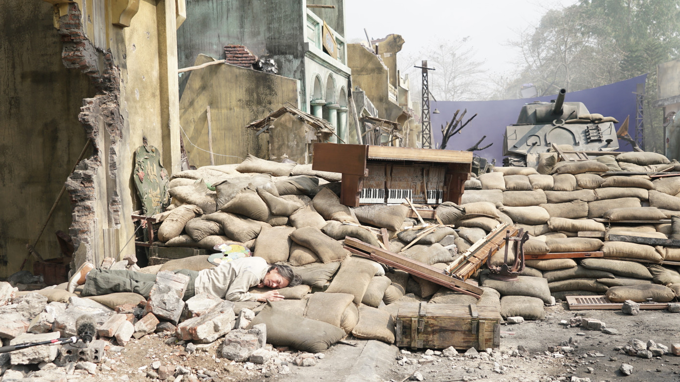 Để có được khung cảnh đổ nát, hoang tàn thời chiến, đoàn làm phim phải xây nhà mới sau đó dùng xe cẩu đập vỡ, cuối cùng là sơn lại để tạo hiệu ứng. Ảnh: ĐLPCC.