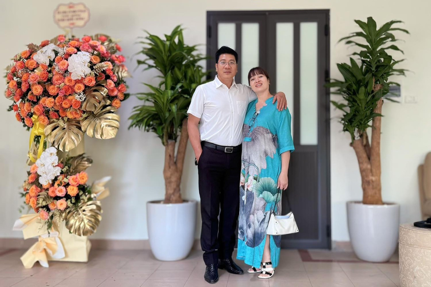 Nghệ sĩ Thu Quyên chúc mừng chồng trong lễ công bố quyết định bổ nhiệm của NSND Quốc Hưng hôm 13/5.