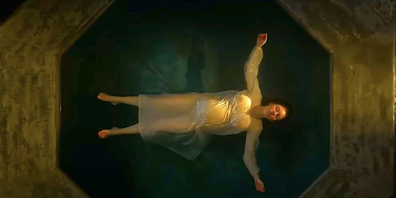 Tu viện máu lấy chủ đề tôn giáo - kinh dị trong bối cảnh ở một tu viện, đạt doanh thu cao tại thị trường Bắc Mỹ. Tu viện máu lấy chủ đề tôn giáo - kinh dị trong bối cảnh ở một tu viện, đạt doanh thu cao tại thị trường Bắc Mỹ.