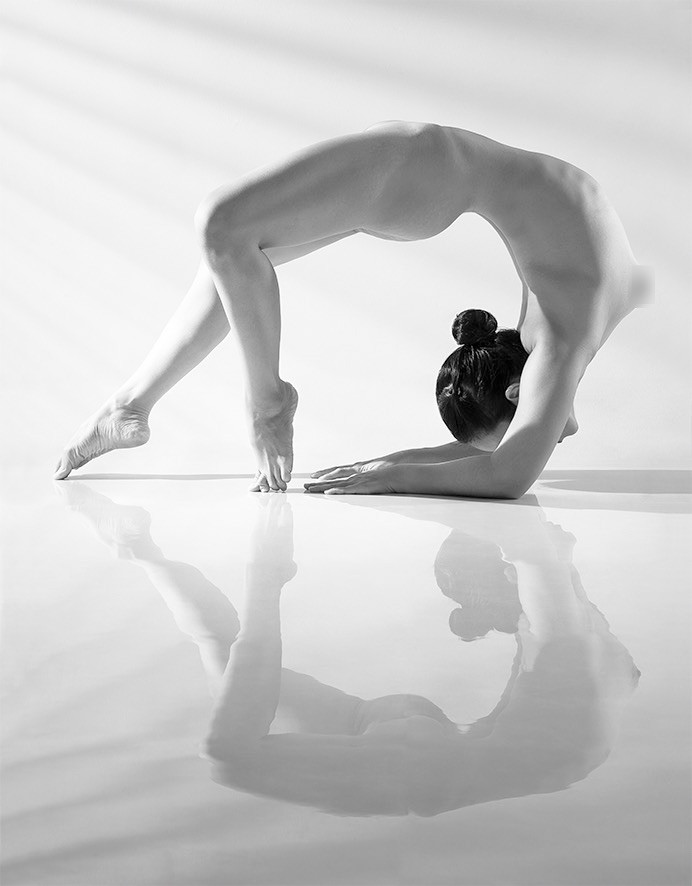 Những bức ảnh trong Nắng sau rèm yêu cầu thực hiện những dáng yoga phức tạp.