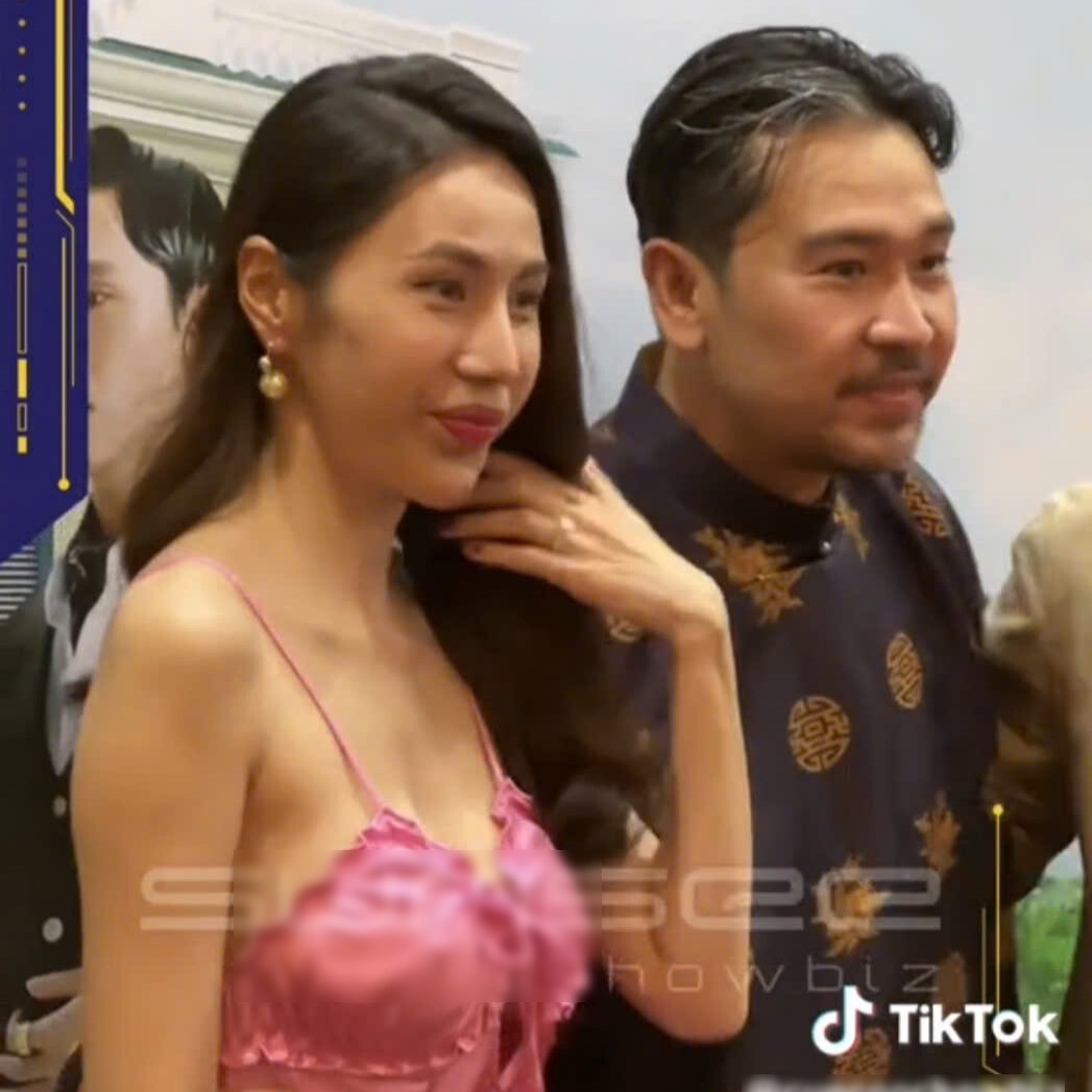 Nữ ca sĩ chụp ảnh cùng đạo diễn, ê-kíp làm phim rồi vội vàng rời đi. Nữ ca sĩ chụp ảnh cùng đạo diễn, ê-kíp làm phim rồi vội vàng rời đi.