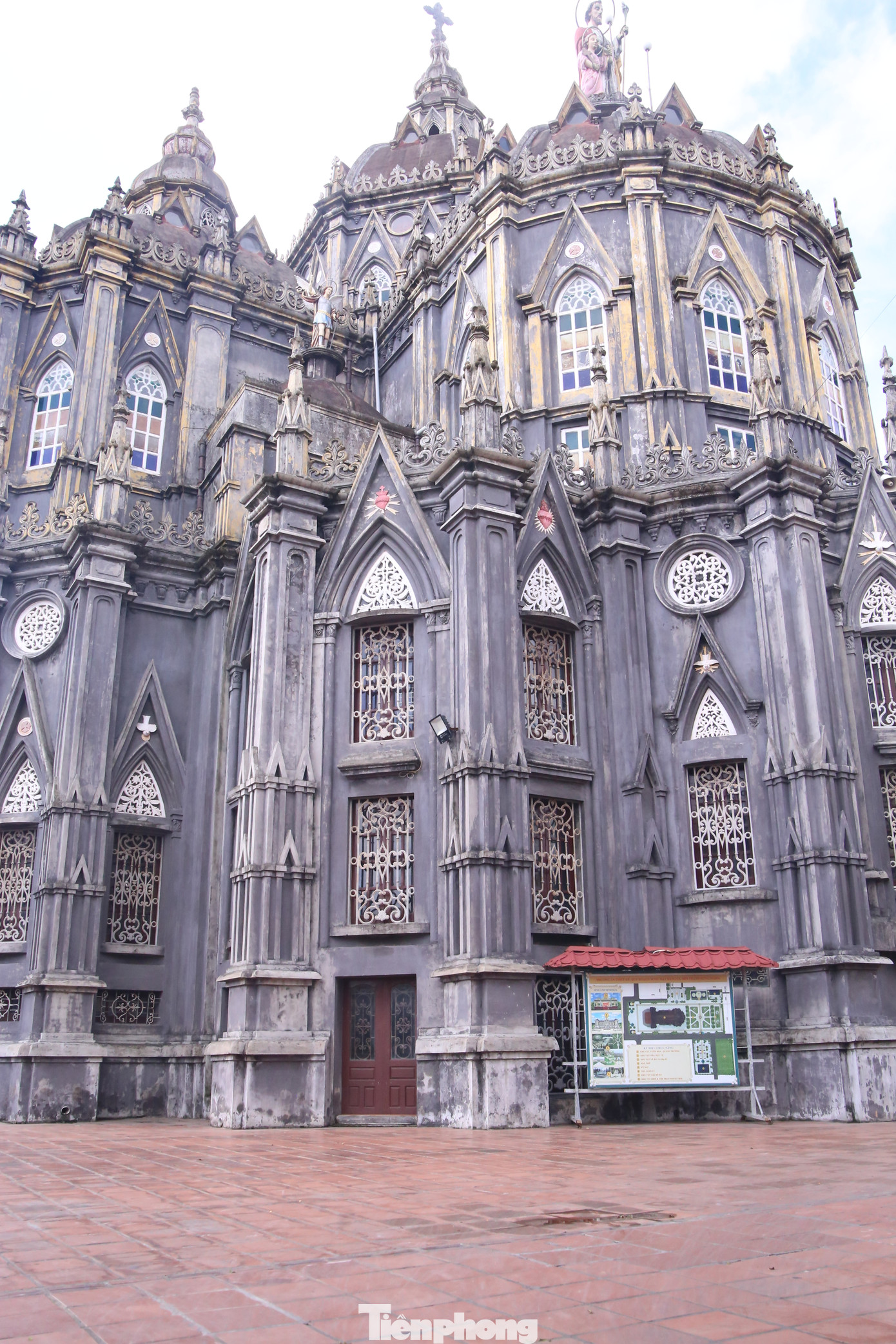 Nhà thờ Hưng Nghĩa (xã Hải Hưng, huyện Hải Hậu) là một trong những nhà thờ được xây dựng theo lối kiến trúc Gothic tráng lệ. Nhà thờ Hưng Nghĩa (xã Hải Hưng, huyện Hải Hậu) là một trong những nhà thờ được xây dựng theo lối kiến trúc Gothic tráng lệ.