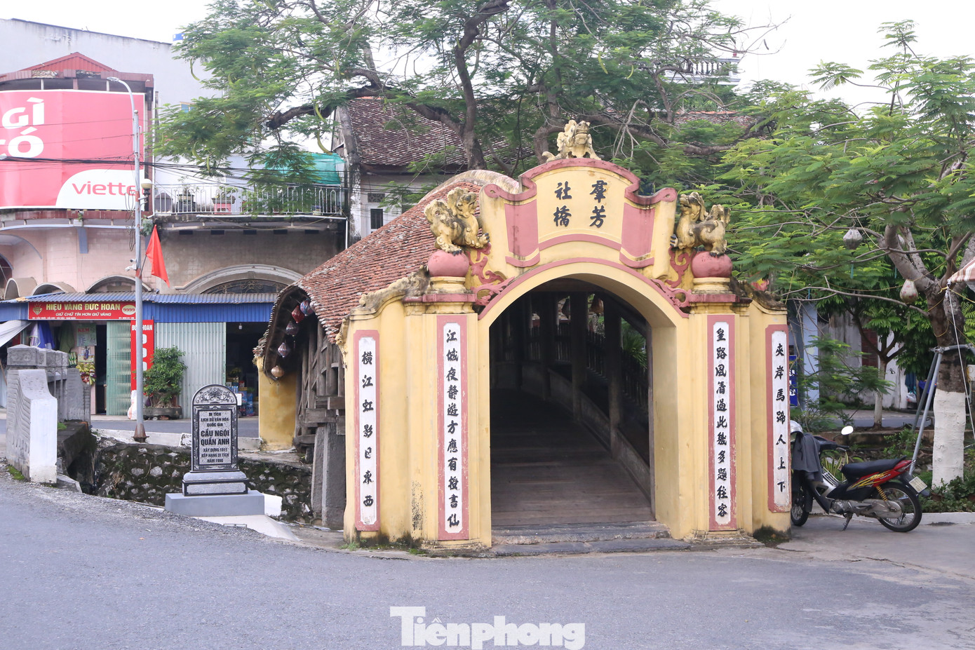 Cầu Ngói chùa Lương (Hải Hậu, Nam Định) là một trong những cây cầu cổ nhất với tuổi đời 500 năm của vùng trấn Sơn Nam Hạ xưa. Cầu Ngói chùa Lương (Hải Hậu, Nam Định) là một trong những cây cầu cổ nhất với tuổi đời 500 năm của vùng trấn Sơn Nam Hạ xưa.