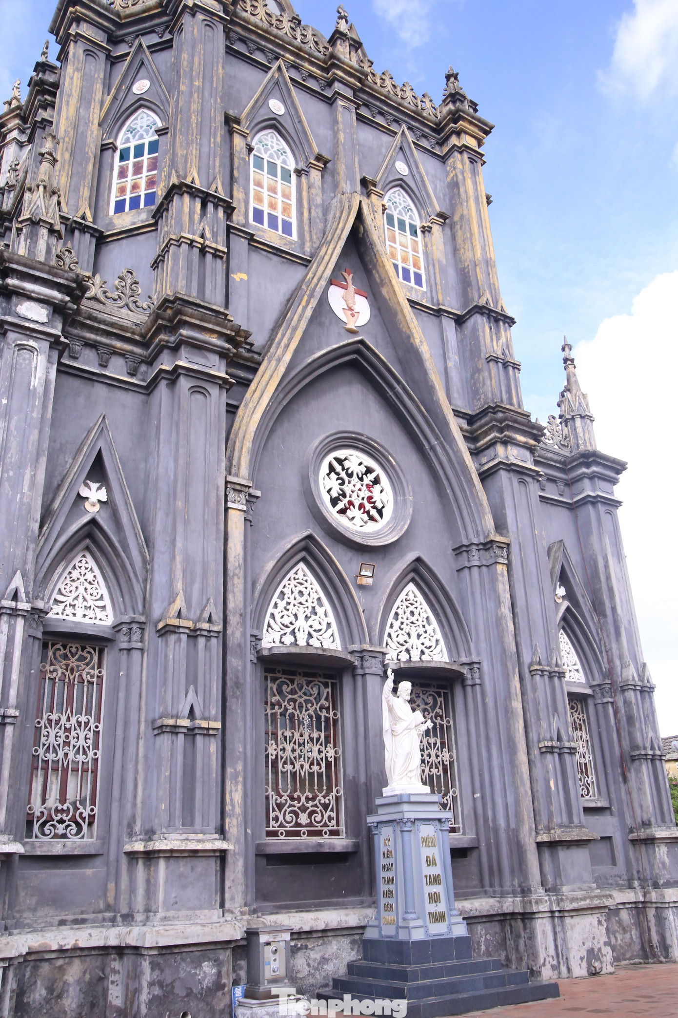 Nhà thờ Hưng Nghĩa (xã Hải Hưng, huyện Hải Hậu) là một trong những nhà thờ được xây dựng theo lối kiến trúc Gothic tráng lệ. Nhà thờ Hưng Nghĩa (xã Hải Hưng, huyện Hải Hậu) là một trong những nhà thờ được xây dựng theo lối kiến trúc Gothic tráng lệ.