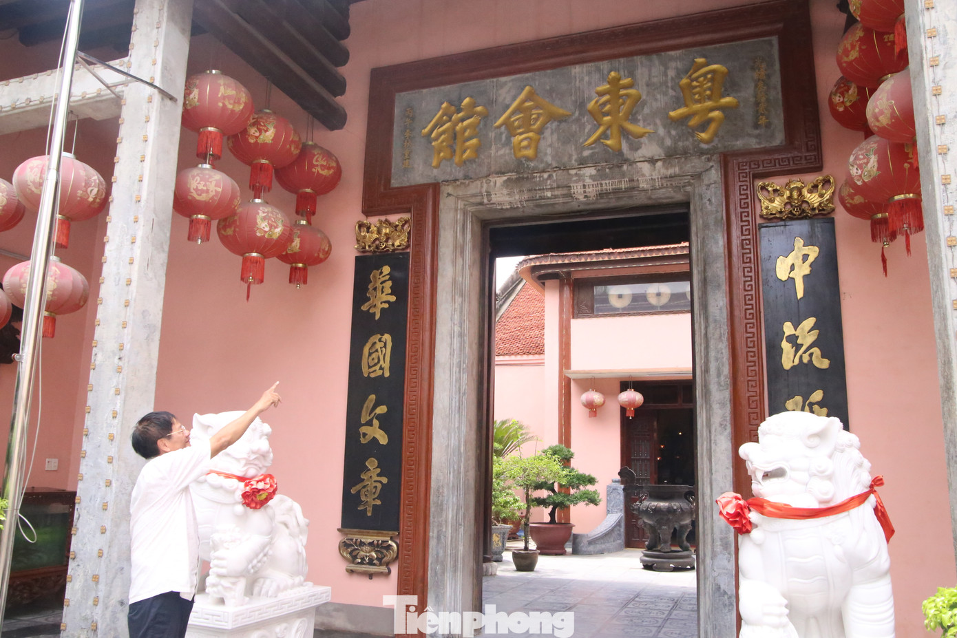 Thủ từ đền Hội Quảng bỏ nhiều tâm sức để trùng tu và trông coi ngôi đền. Ảnh: Gia Linh. Thủ từ đền Hội Quảng bỏ nhiều tâm sức để trùng tu và trông coi ngôi đền. Ảnh: Gia Linh.