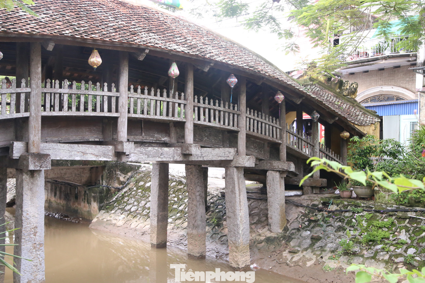 Đến nay, Cầu Ngói chùa Lương được bảo tồn khá nguyên vẹn, là công trình nghệ thuật độc đáo, niềm tự hào của người dân Quần Anh xưa. Ảnh: Gia Linh. Đến nay, Cầu Ngói chùa Lương được bảo tồn khá nguyên vẹn, là công trình nghệ thuật độc đáo, niềm tự hào của người dân Quần Anh xưa. Ảnh: Gia Linh.