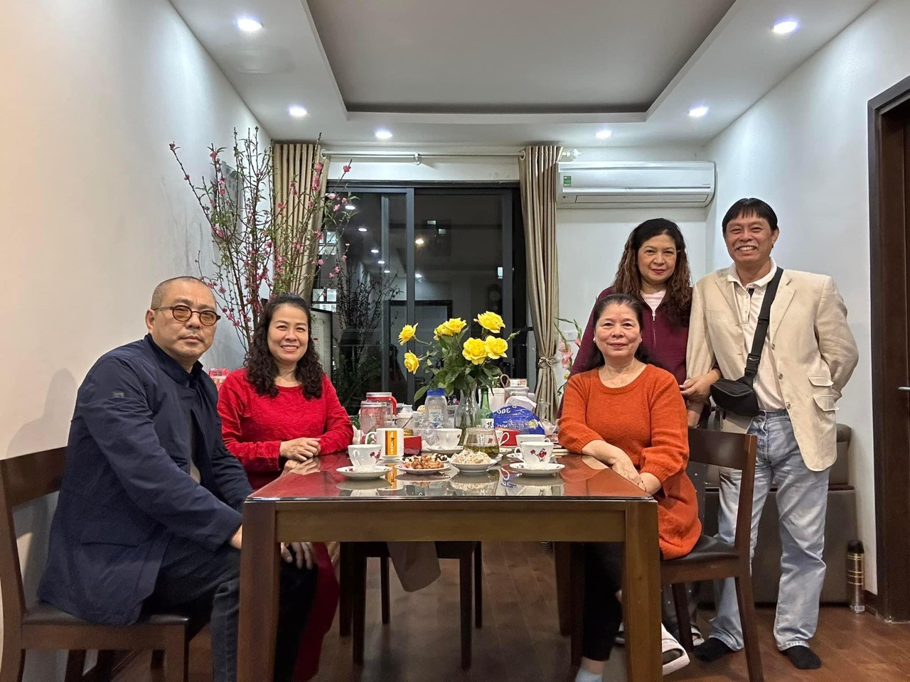 Với NSƯT Kim Tiến, Á hậu Thu Mai là một cô gái đẹp, chu toàn và giàu tình cảm. Với NSƯT Kim Tiến, Á hậu Thu Mai là một cô gái đẹp, chu toàn và giàu tình cảm.