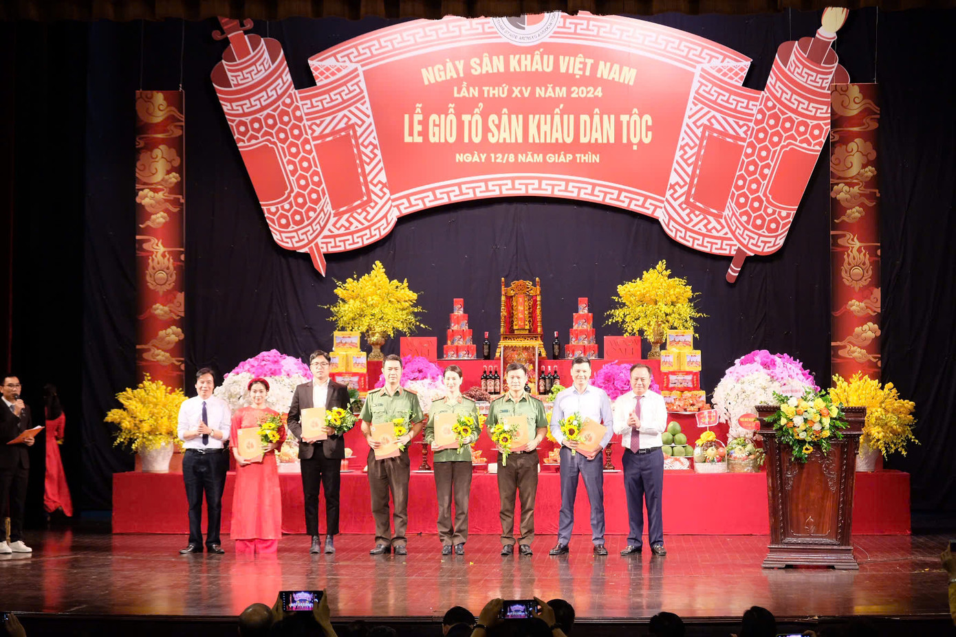 Dịp này, Hội Nghệ sĩ Sân khấu Việt Nam tổ chức kết trao kỷ niệm chương vì sự nghiệp sân khấu, kết nạp hội viên mới. Dịp này, Hội Nghệ sĩ Sân khấu Việt Nam tổ chức kết trao kỷ niệm chương vì sự nghiệp sân khấu, kết nạp hội viên mới.