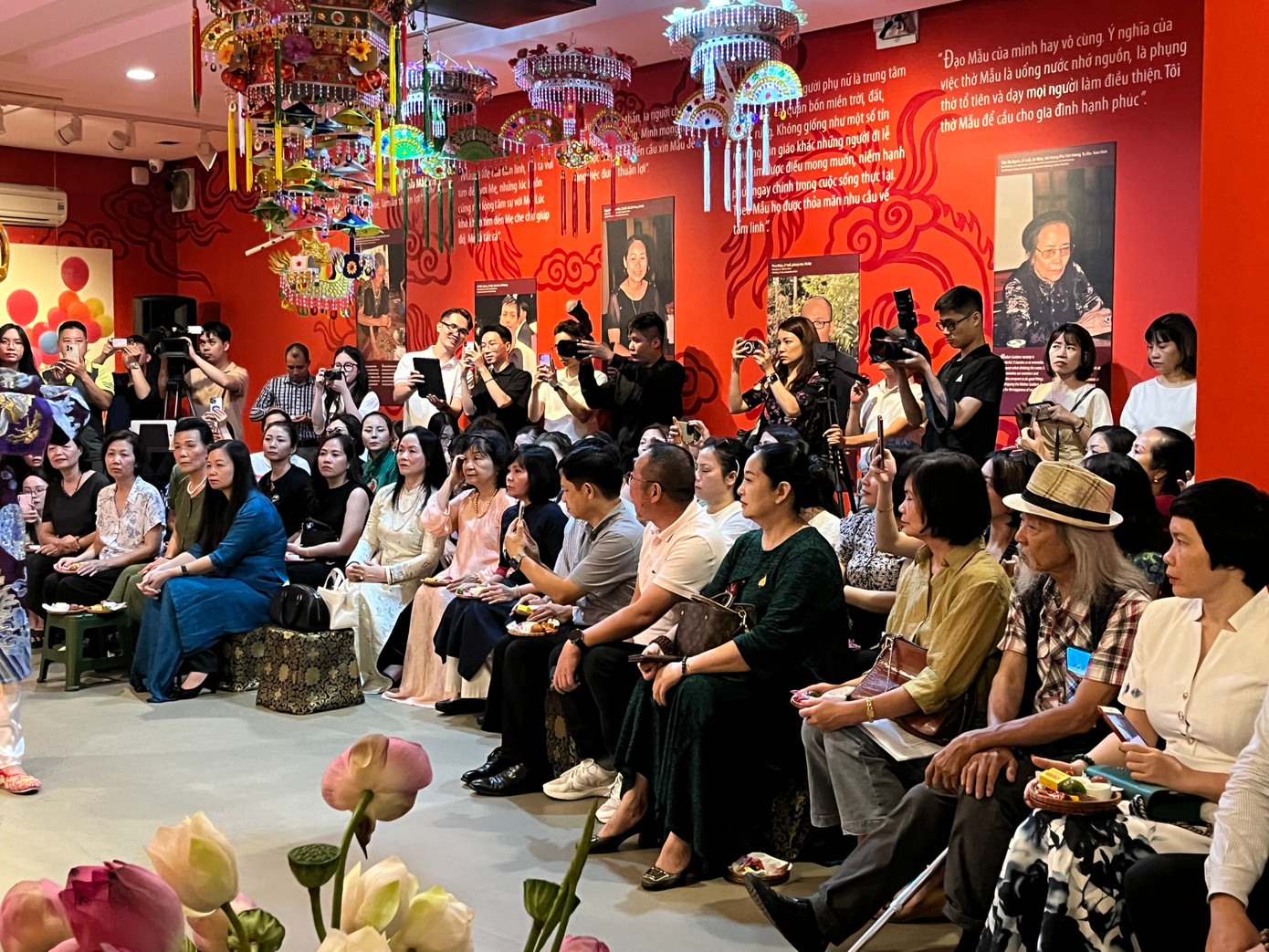 Du khách trải nghiệm văn hóa tín ngưỡng thờ Mẫu Tâm - Đẹp - Vui.