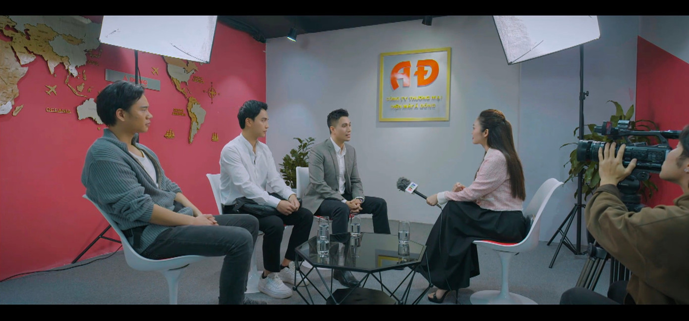 Vinh (Việt Anh) nhận Dũng vào làm việc vì "tinh thần vượt khó" và câu chuyện truyền cảm hứng của anh với các bạn trẻ.