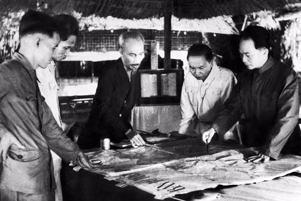 “Vai trò của Đại tướng Võ Nguyên Giáp rất to lớn và quan trọng trong nhận định, phán đoán âm mưu, hành động của địch, khả năng tác chiến của bộ đội ta, từ đó tham mưu cho Bộ Chính trị, Chủ tịch Hồ Chí Minh ra quyết định mở chiến dịch lịch sử nhằm tiêu diệt tập đoàn cứ điểm Điện Biên Phủ...”, PGS. TS. Nguyễn Mạnh Hà nêu. “Vai trò của Đại tướng Võ Nguyên Giáp rất to lớn và quan trọng trong nhận định, phán đoán âm mưu, hành động của địch, khả năng tác chiến của bộ đội ta, từ đó tham mưu cho Bộ Chính trị, Chủ tịch Hồ Chí Minh ra quyết định mở chiến dịch lịch sử nhằm tiêu diệt tập đoàn cứ điểm Điện Biên Phủ...”, PGS. TS. Nguyễn Mạnh Hà nêu.