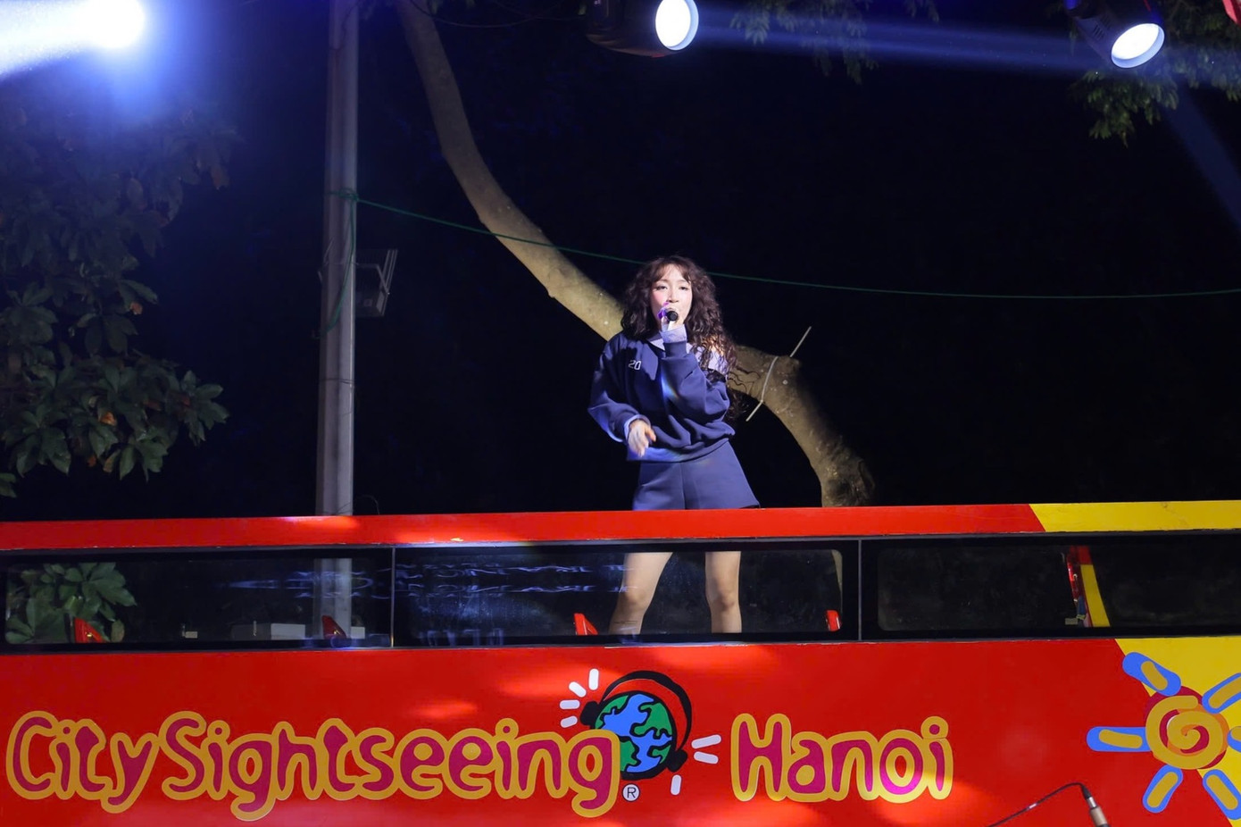 Ca sĩ Mỹ Anh xuất hiện bất ngờ trên xe buýt 2 tầng tại giao lộ Hàng Khay. Nữ ca sĩ GenZ là một trong những nghệ sĩ biểu diễn kết màn của Lễ khai mạc. Cô mang đến tiết mục Chẳng thể né tránh - ca khúc trong album mới nhất mang tên Em.