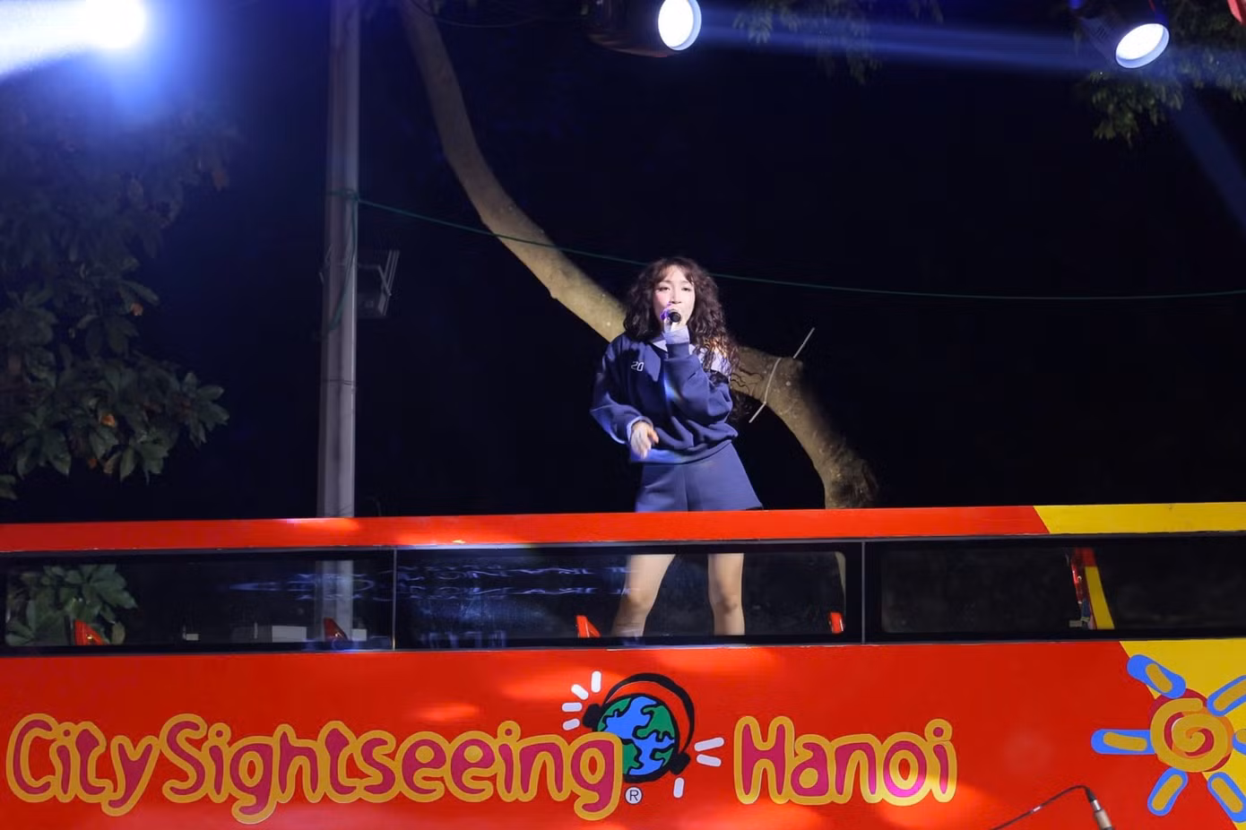 Ca sĩ Mỹ Anh xuất hiện bất ngờ trên xe buýt 2 tầng tại giao lộ Hàng Khay. Nữ ca sĩ GenZ là một trong những nghệ sĩ biểu diễn kết màn của Lễ khai mạc. Cô mang đến tiết mục Chẳng thể né tránh - ca khúc trong album mới nhất mang tên Em.