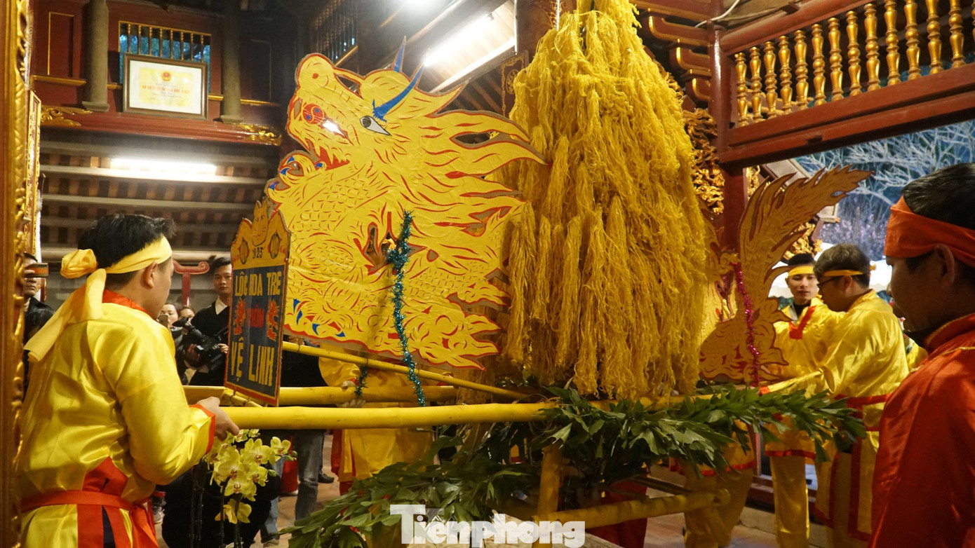 Lễ vật giò hoa tre luôn được du khách quan tâm, tranh cướp.