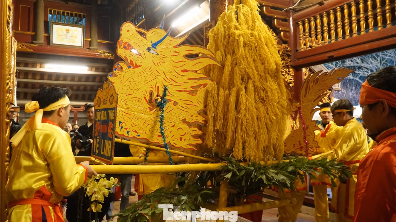 Lễ vật giò hoa tre luôn được du khách quan tâm, tranh cướp.