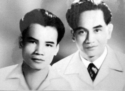 Nhà thơ Hoàng Cát và nhà thơ Xuân Diệu (phải). Nhà thơ Hoàng Cát và nhà thơ Xuân Diệu (phải).