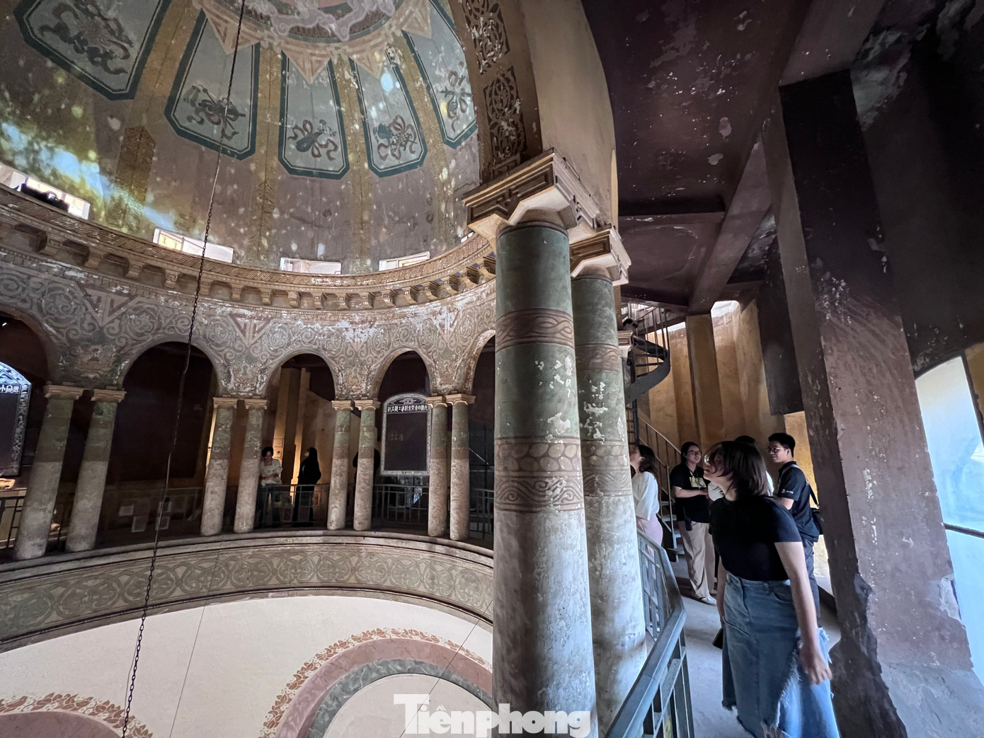 Điểm nhấn của triển lãm là vòm trần - nơi trình chiếu tác phẩm 3D mapping khắc họa lại hình ảnh hai con chim phượng hoàng đã bong mờ theo thời gian. Sự sắp đặt liên kết các tác phẩm từ tầng một lên mái của sảnh chính gợi mở cái nhìn sâu sắc, độc đáo về kiến trúc và mỹ thuật Đông Dương và Việt Nam từ quá khứ đến đương đại.