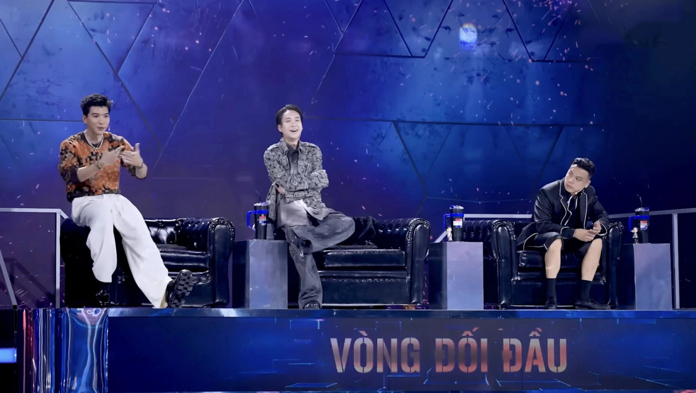 Sự xuất hiện của Hieuthuhai tại ghế nóng giám khảo Rap Việt khiến độ thảo luận về chương trình tăng vọt.