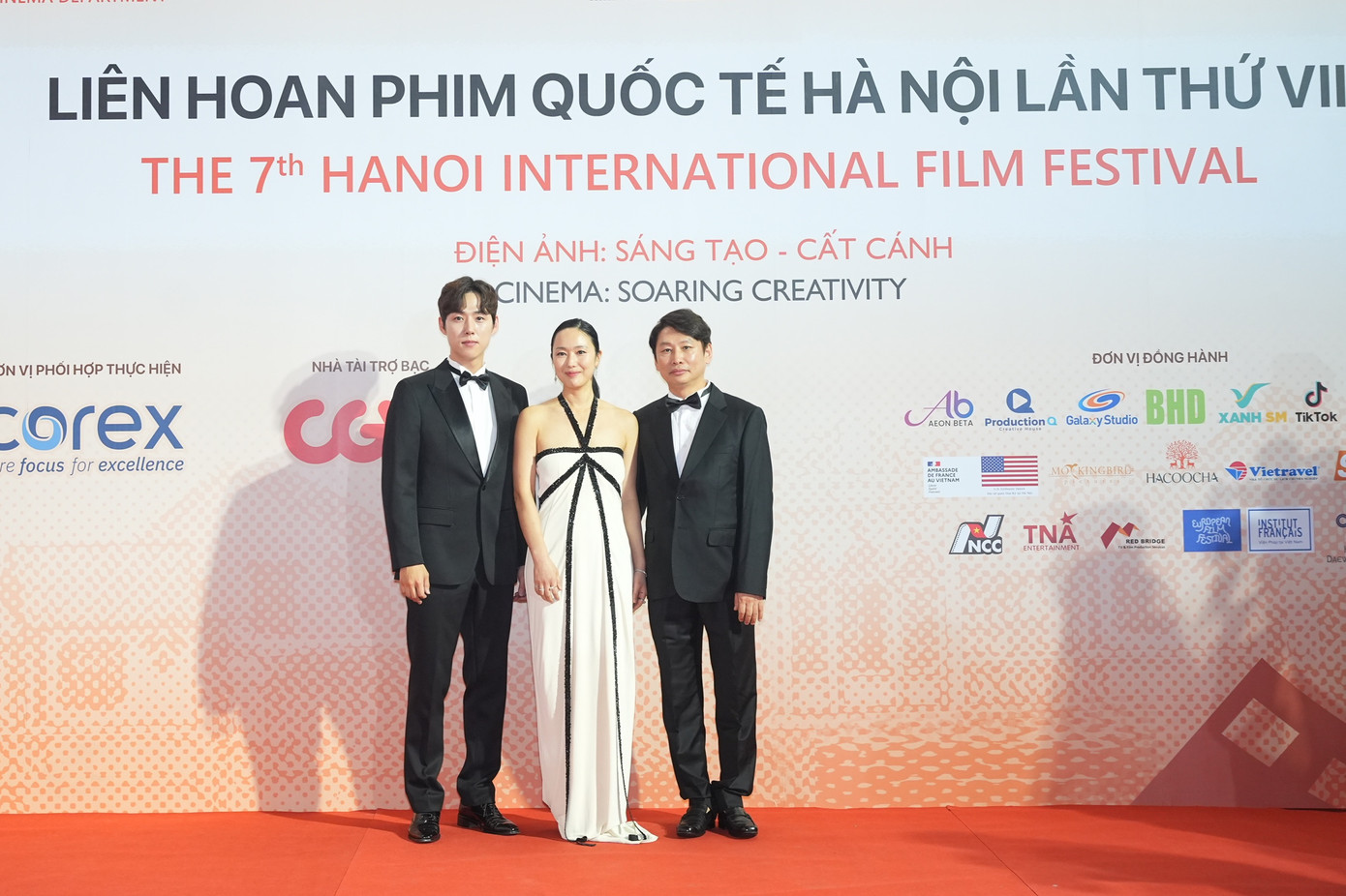 Đạo diễn và diễn viên chính phim Tình yêu vĩnh cửu (hạng mục Phim dài dự thi) có mặt tại thảm đỏ HANIFF 2024. Phim kể về một bệnh nhân bị chấn thương cột sống và người giám hộ của anh, họ bị cuốn vào một trò chơi nguy hiểm liên quan đến việc kế thừa gia sản.